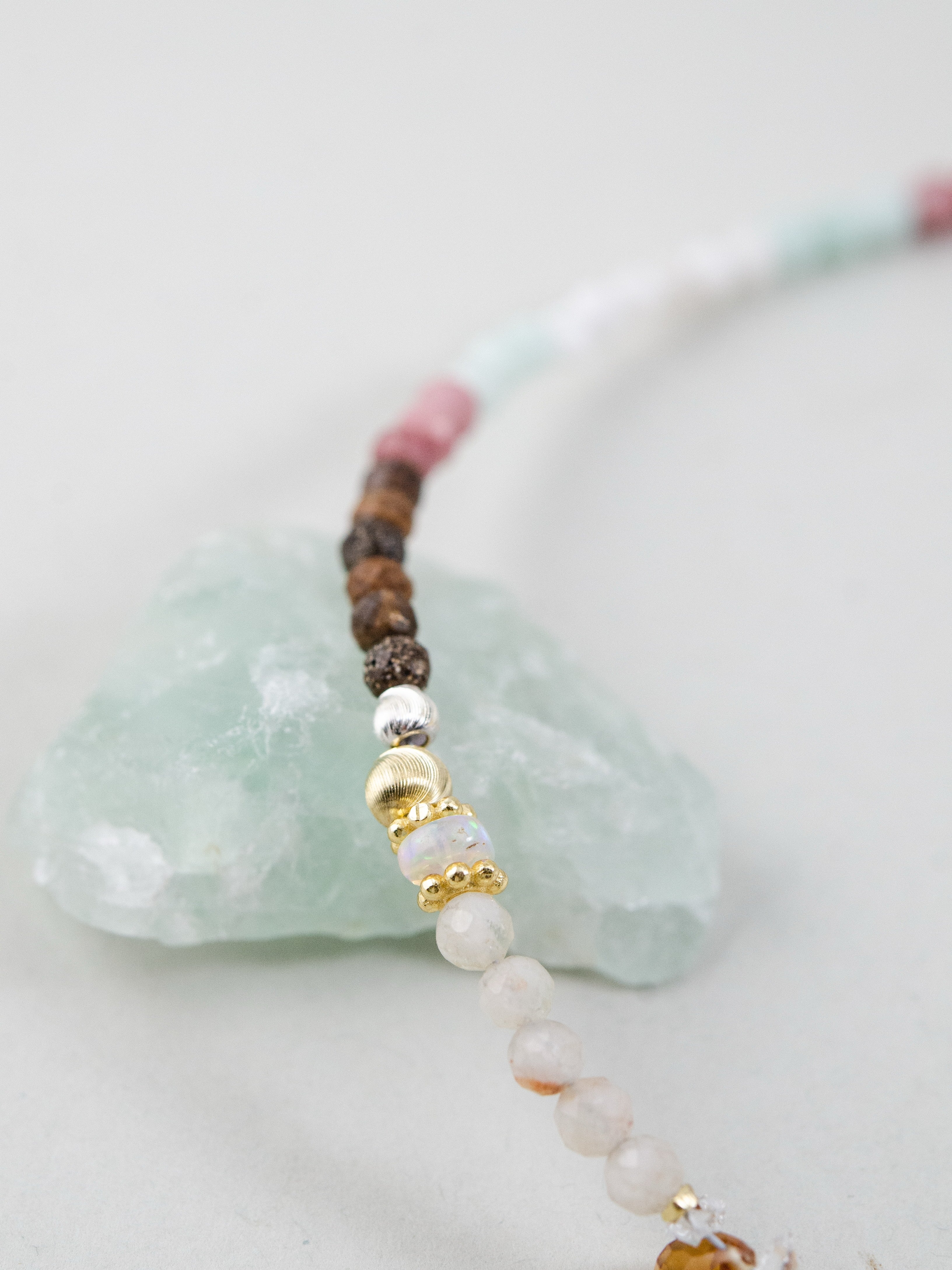 原石のような質感 天然石ビーズ アップ画像 彩りのパレット