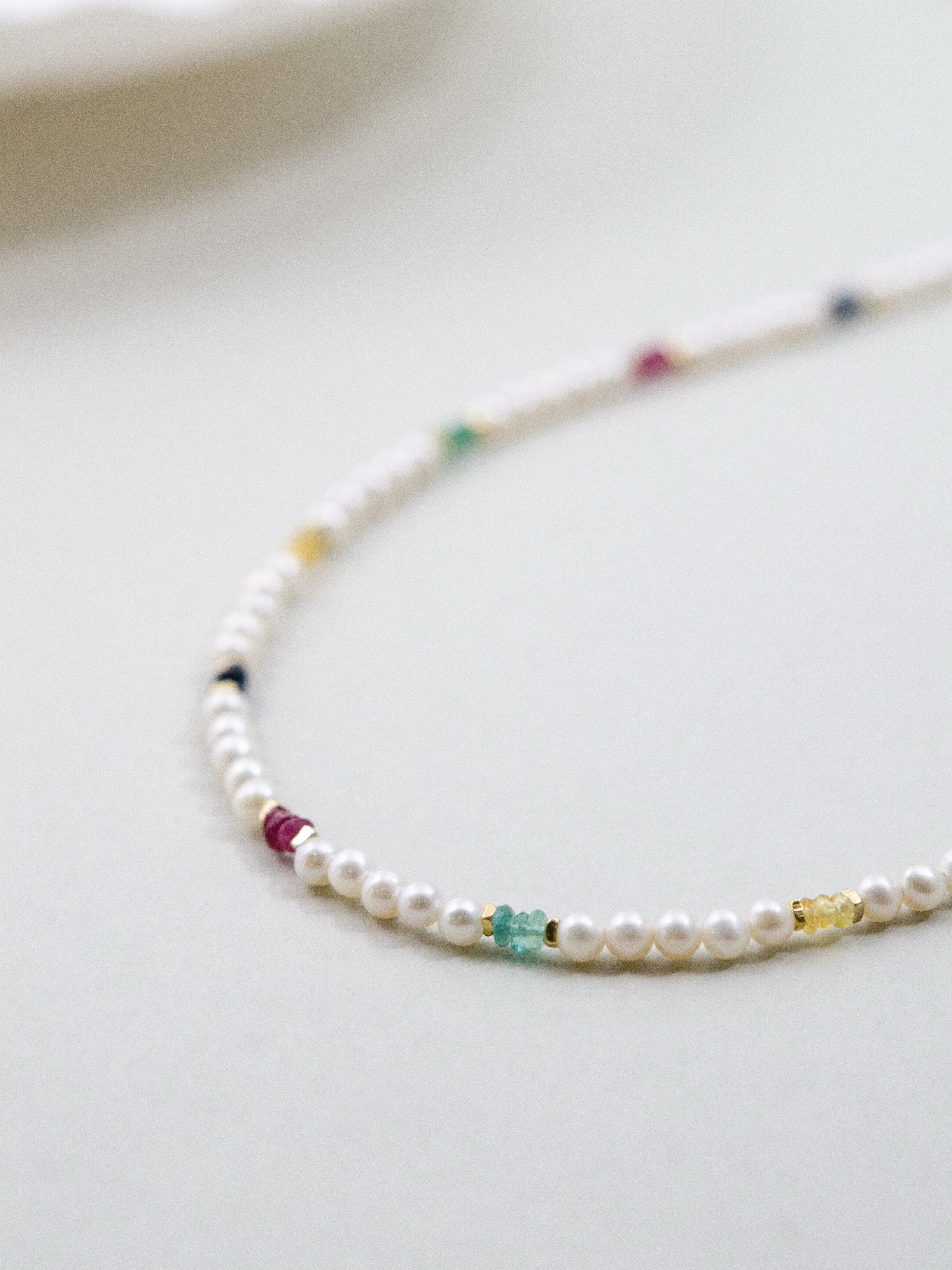 カラーストーン ネックレス 曲線配置 小さな天然石とパールの調和