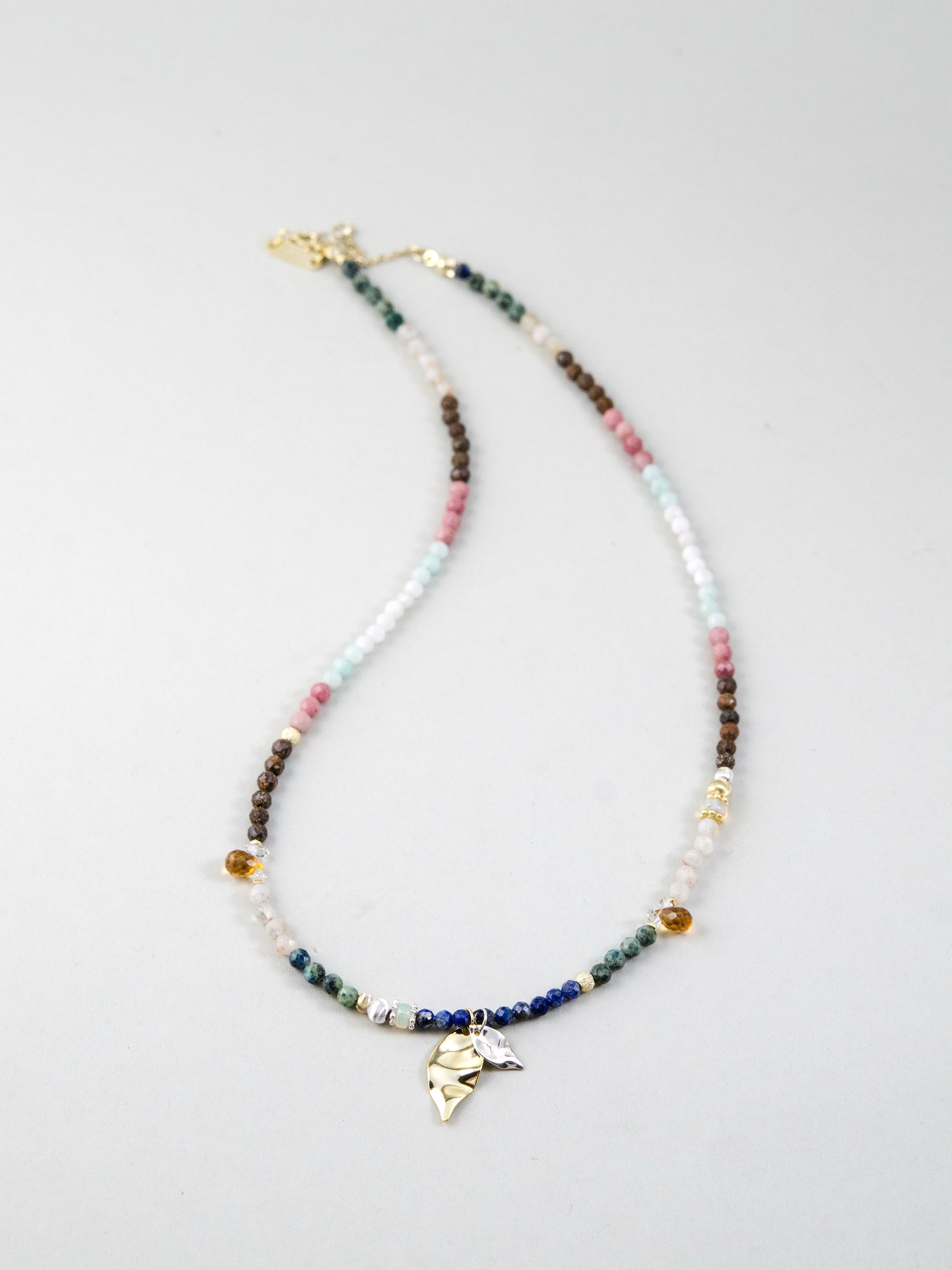 天然石ネックレス 曲線配置 動きのあるデザインと金銀の葉