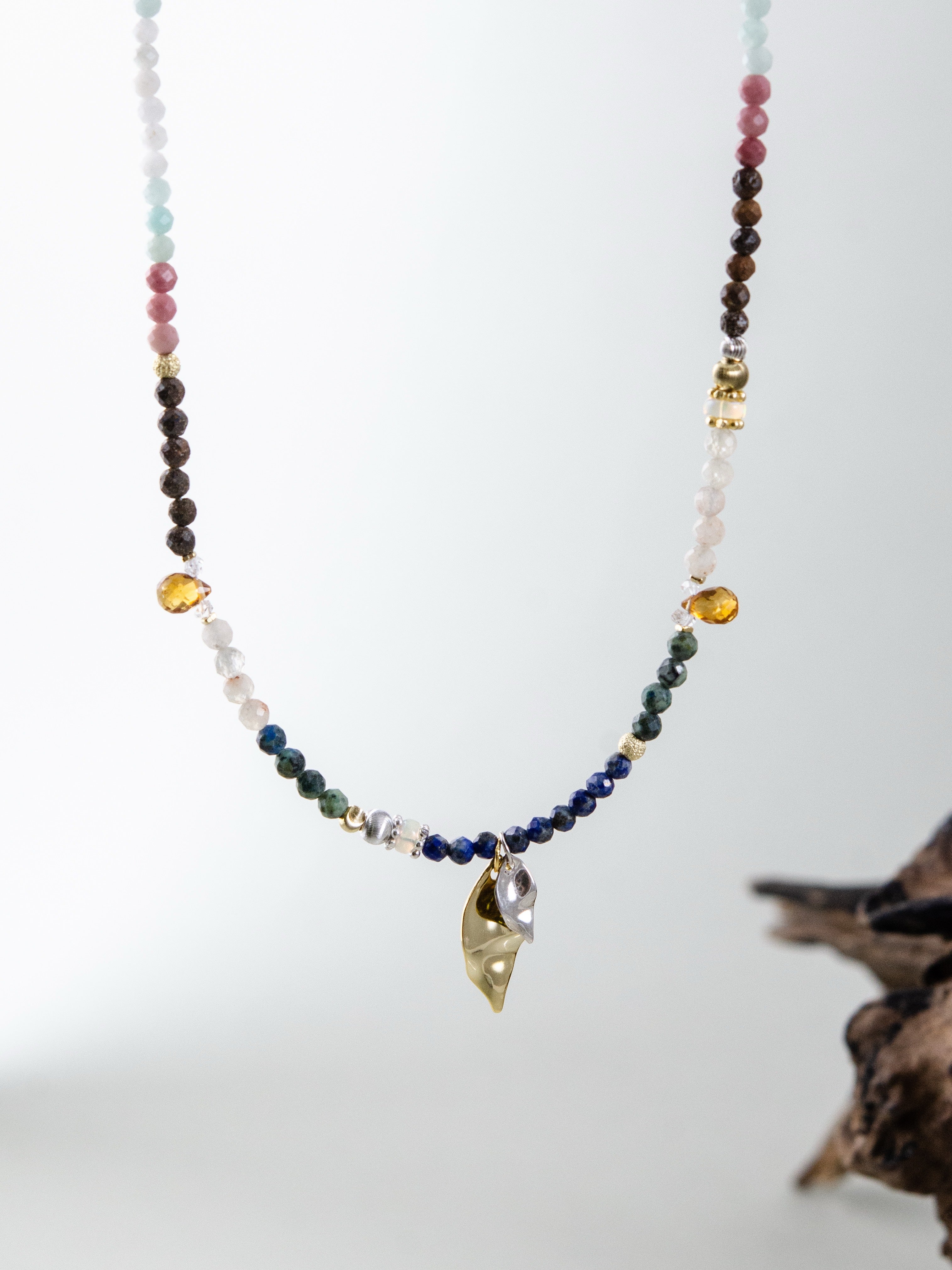マルチカラー天然石 ネックレス 大地のパレット メイン画像 彩りの原石と金銀の葉