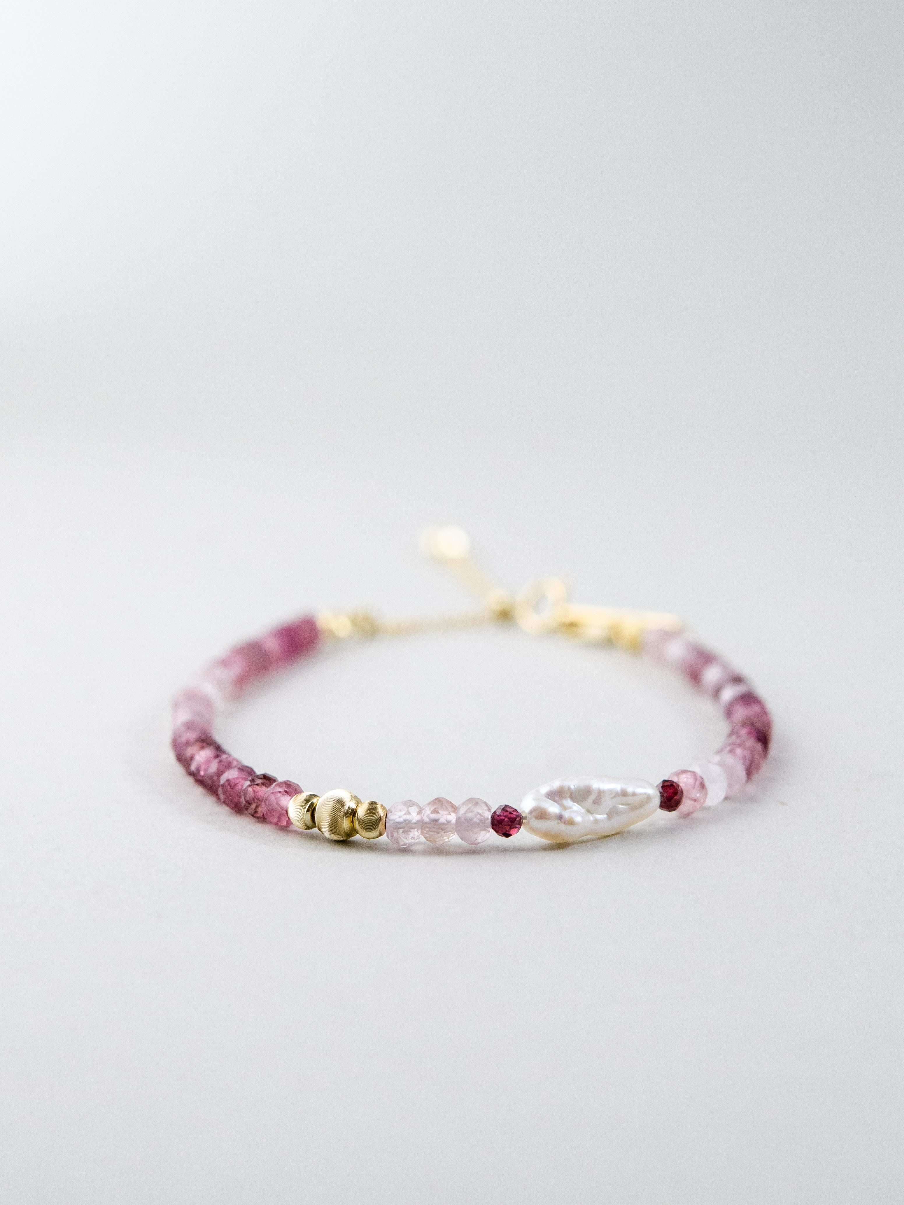 天然石 ブレスレット 置き画 ピンク グラデーション 10月誕生石