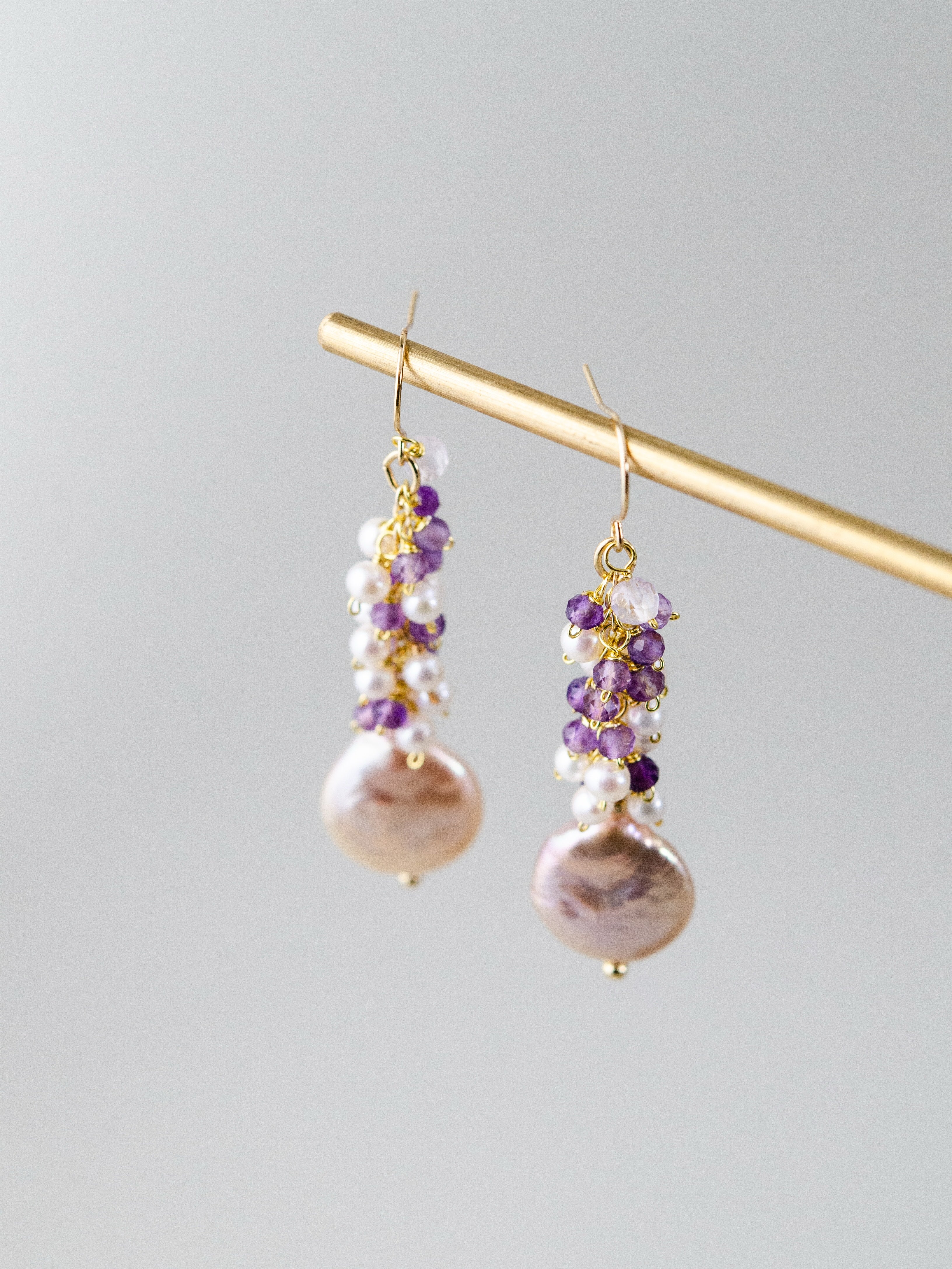 天然石 ピアス 側面 デザイン 紫と白のコントラスト