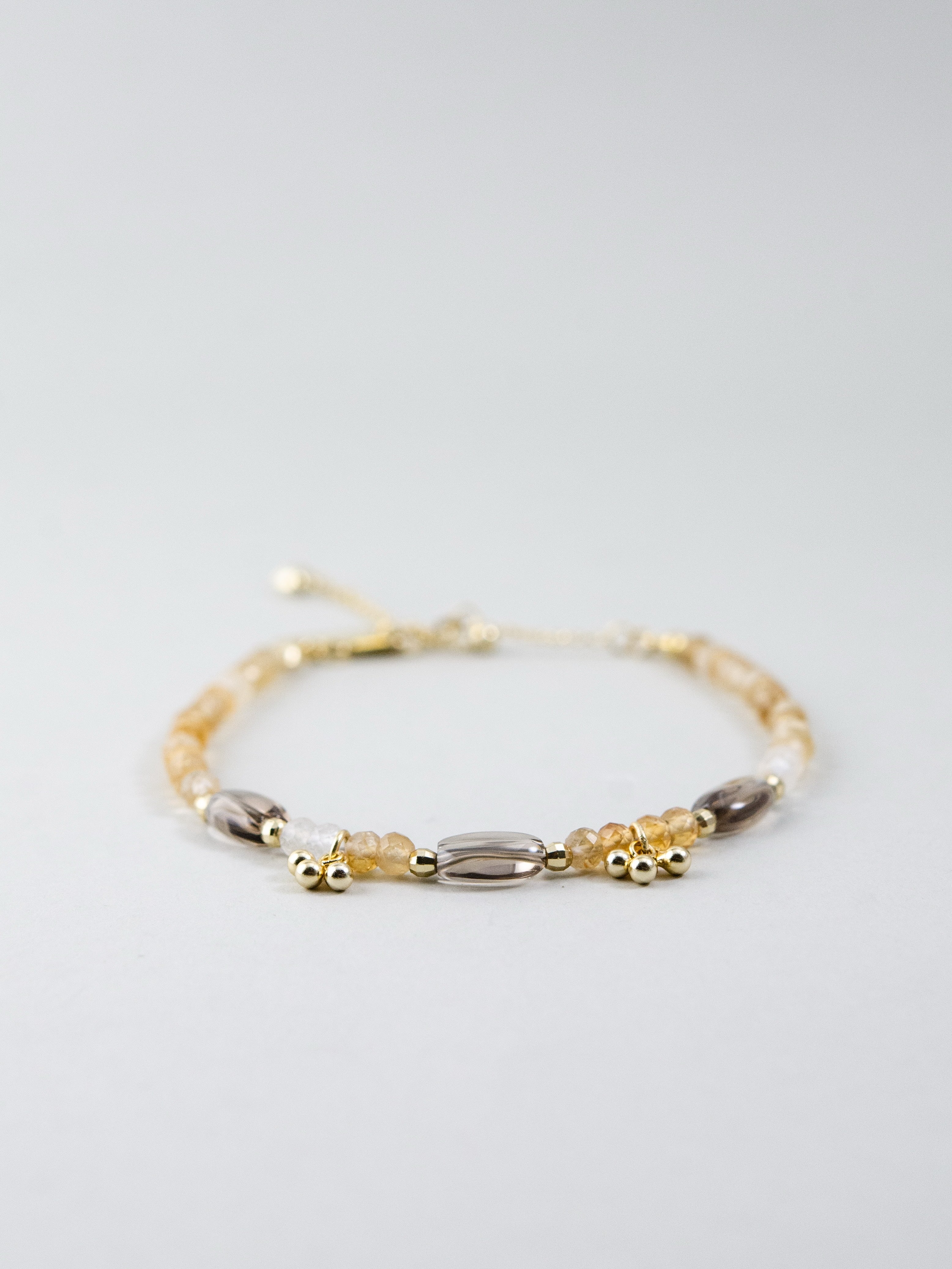 天然石 ビーズ ブレスレット 側面 華奢 デザイン 質感