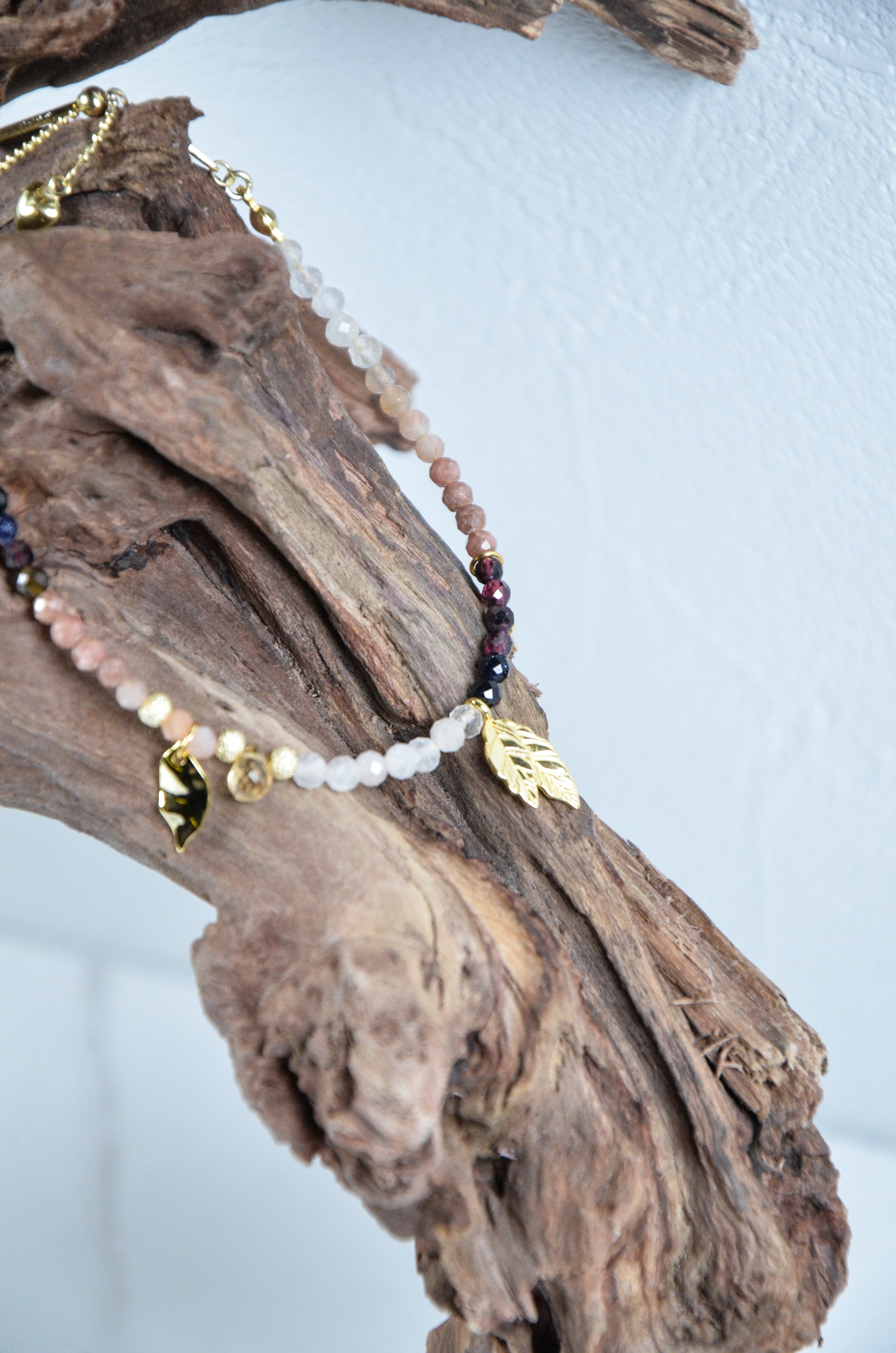 大地の彩り ブレスレット 詳細画像 揺れるゴールドリーフと多色使いのビーズ