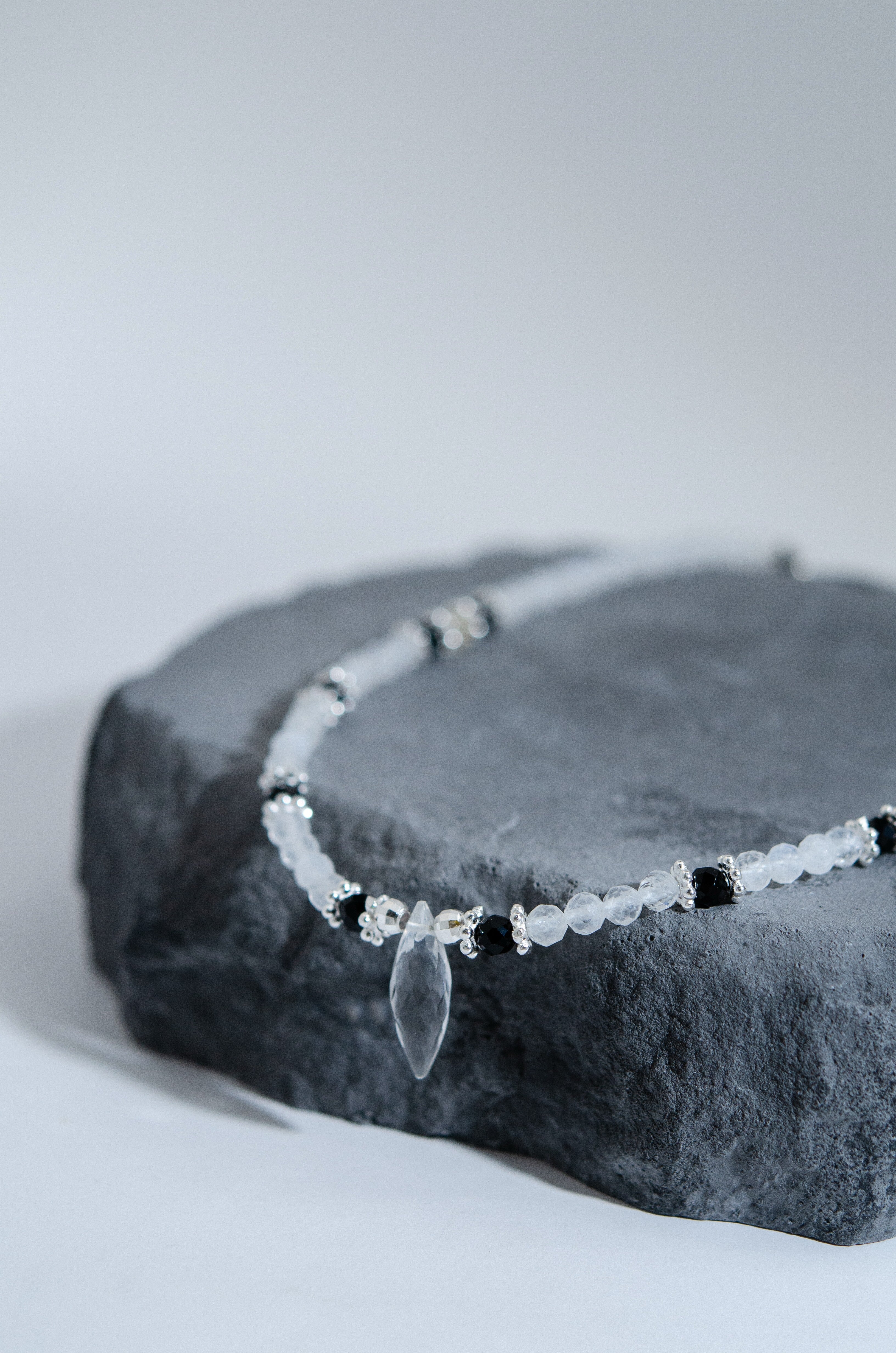 天然石の連 ネックレス 置き画 質感 無機質