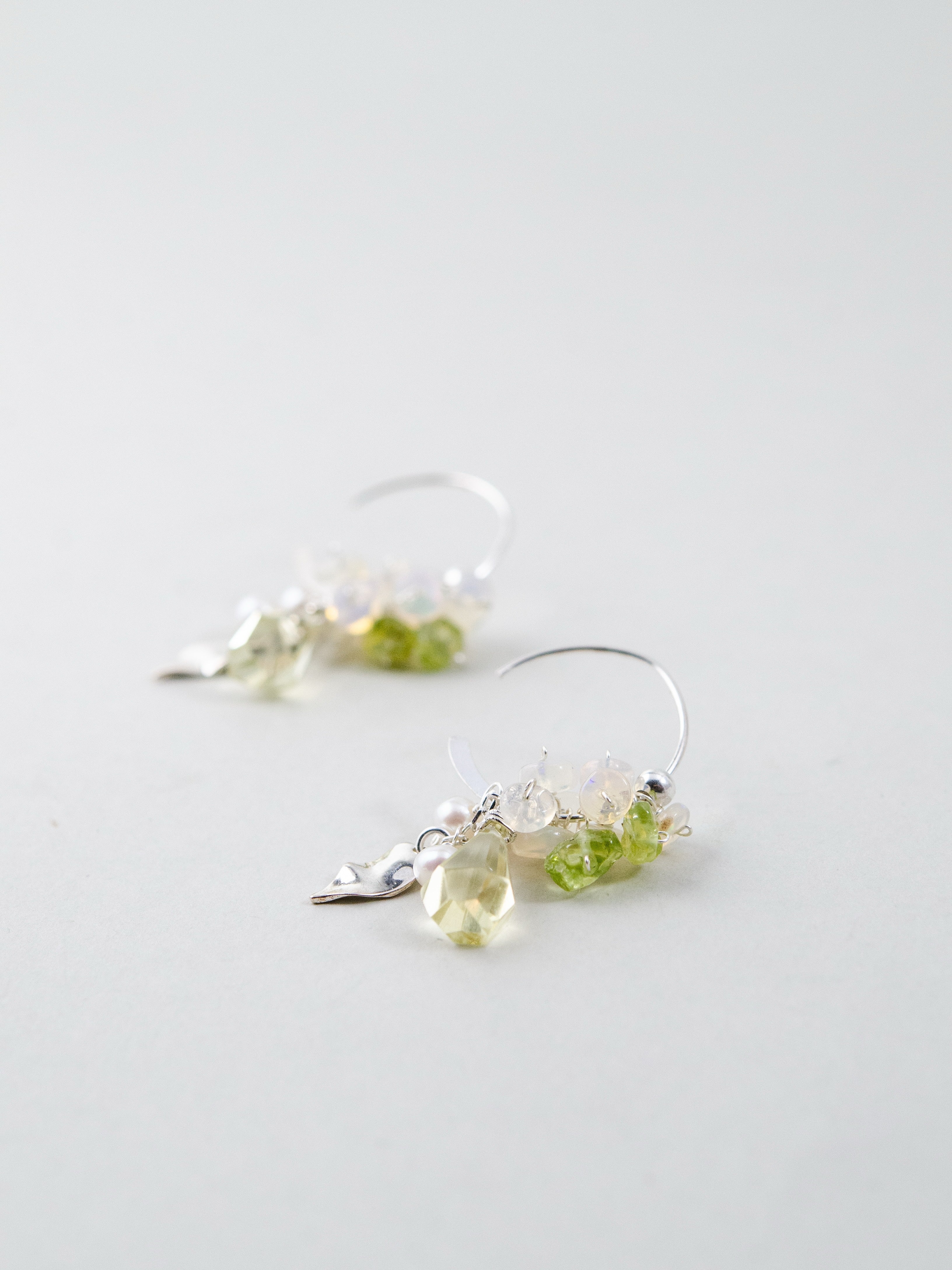 天然石フープピアス 銀の葉のアクセントと透明感のある緑