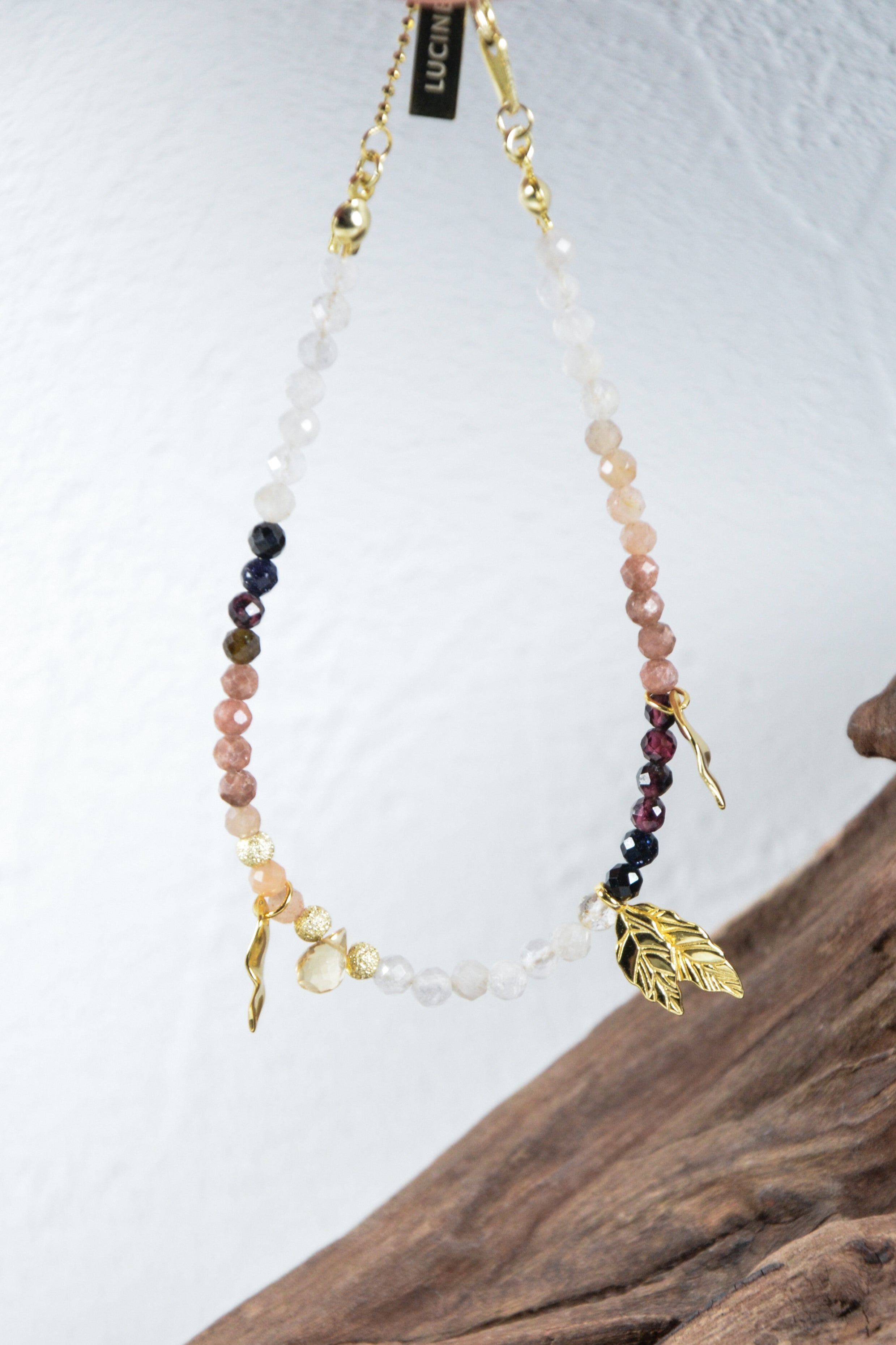 天然石とリーフチャームのブレスレット 大地の彩り メイン画像 自然の色彩とゴールドの輝き