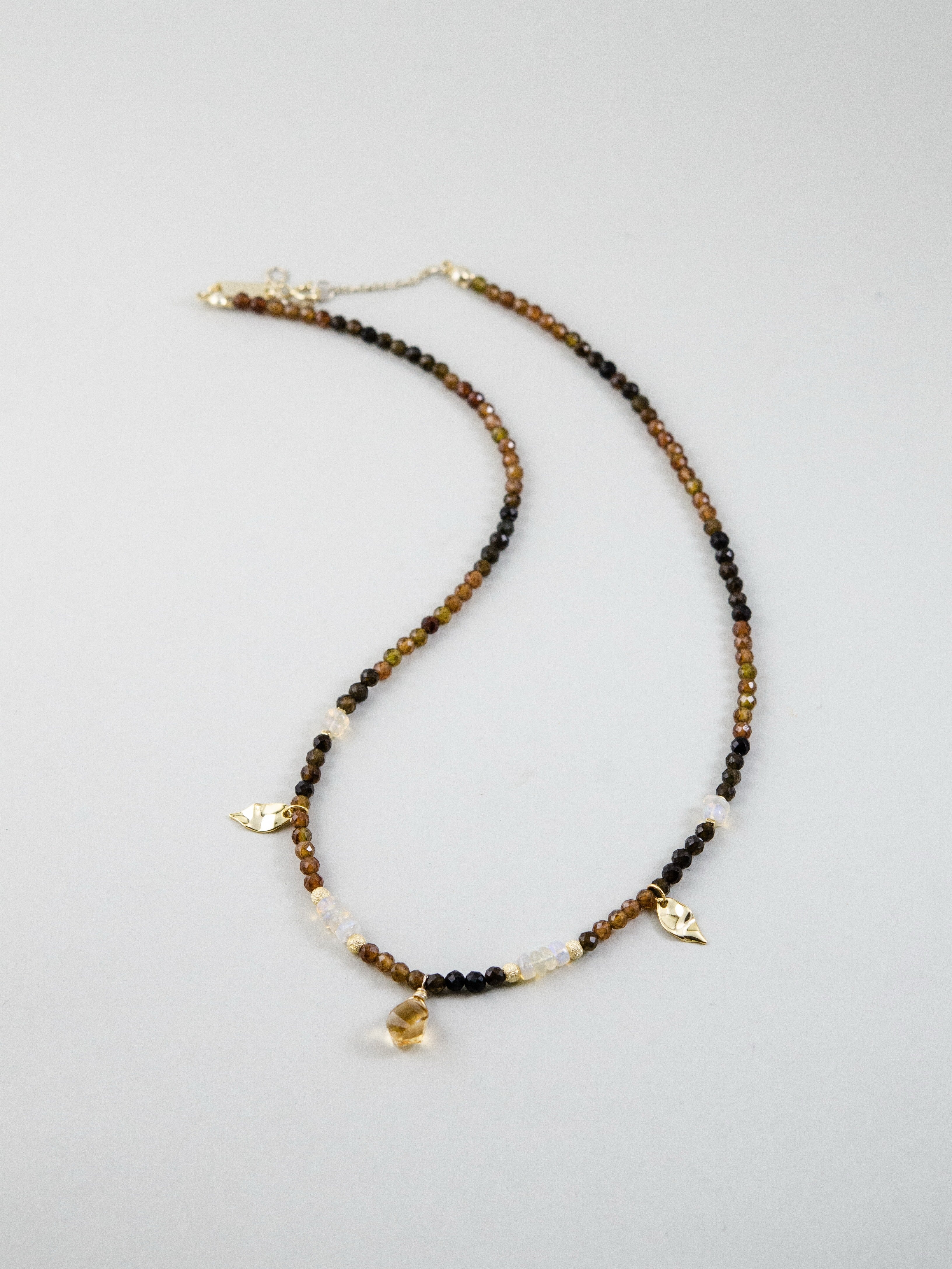 11月誕生石 シトリン ネックレス 曲線配置 動きのあるデザイン