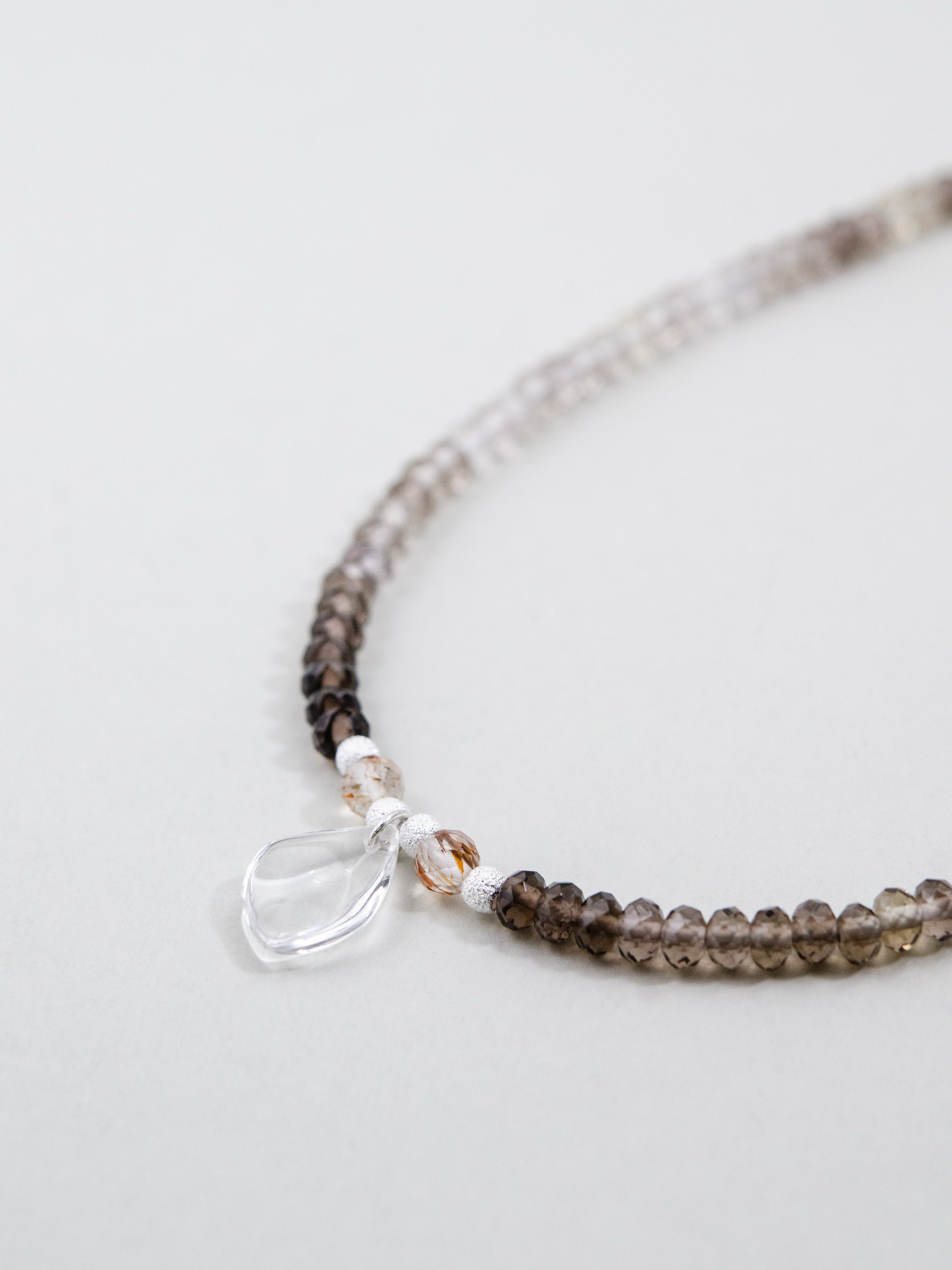 ネックレス センターパーツ 詳細 クリスタル 雫型 透明感 アップ