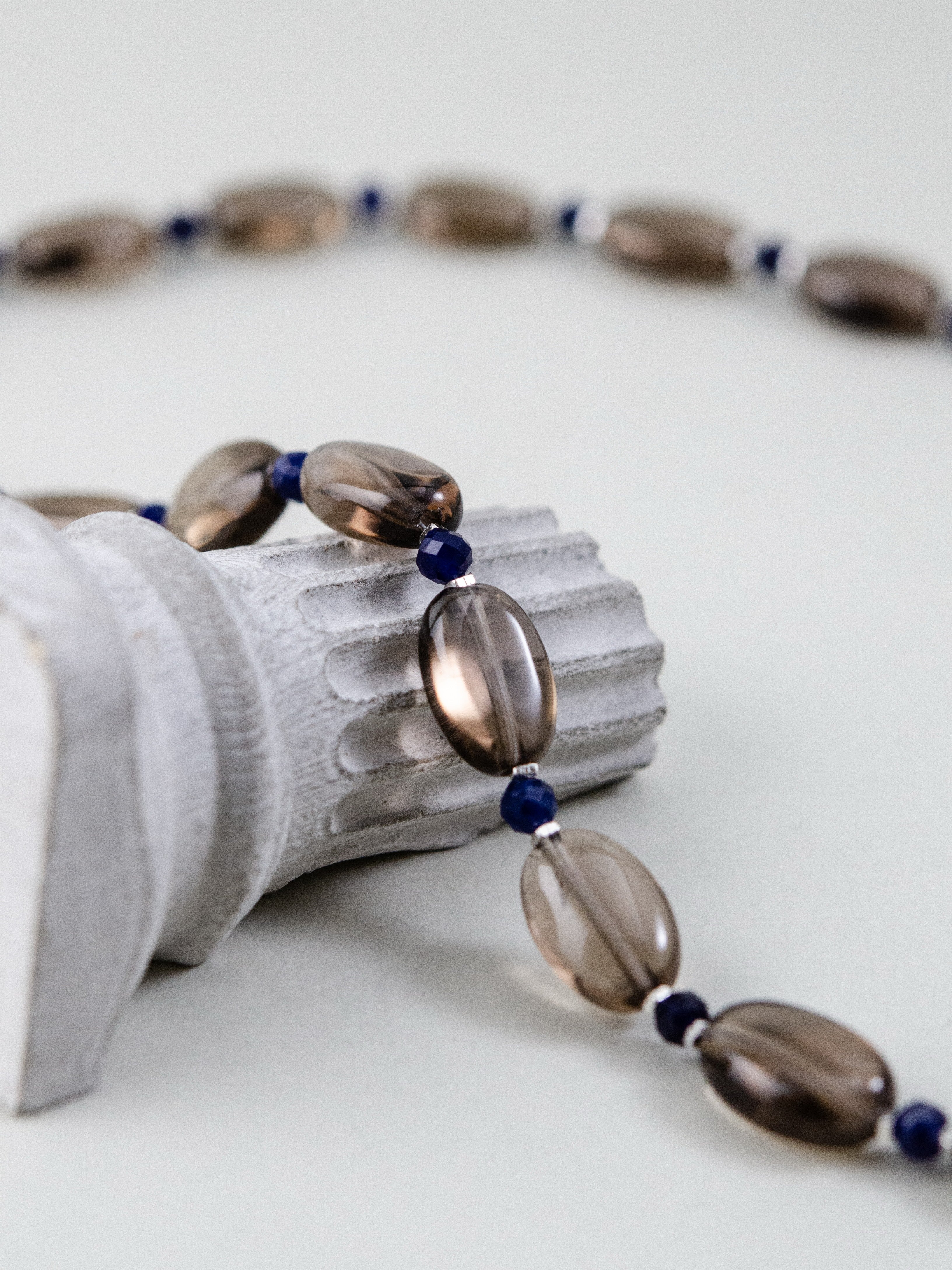 スモーキークォーツ ビーズ 詳細 ラピスラズリ アクセント