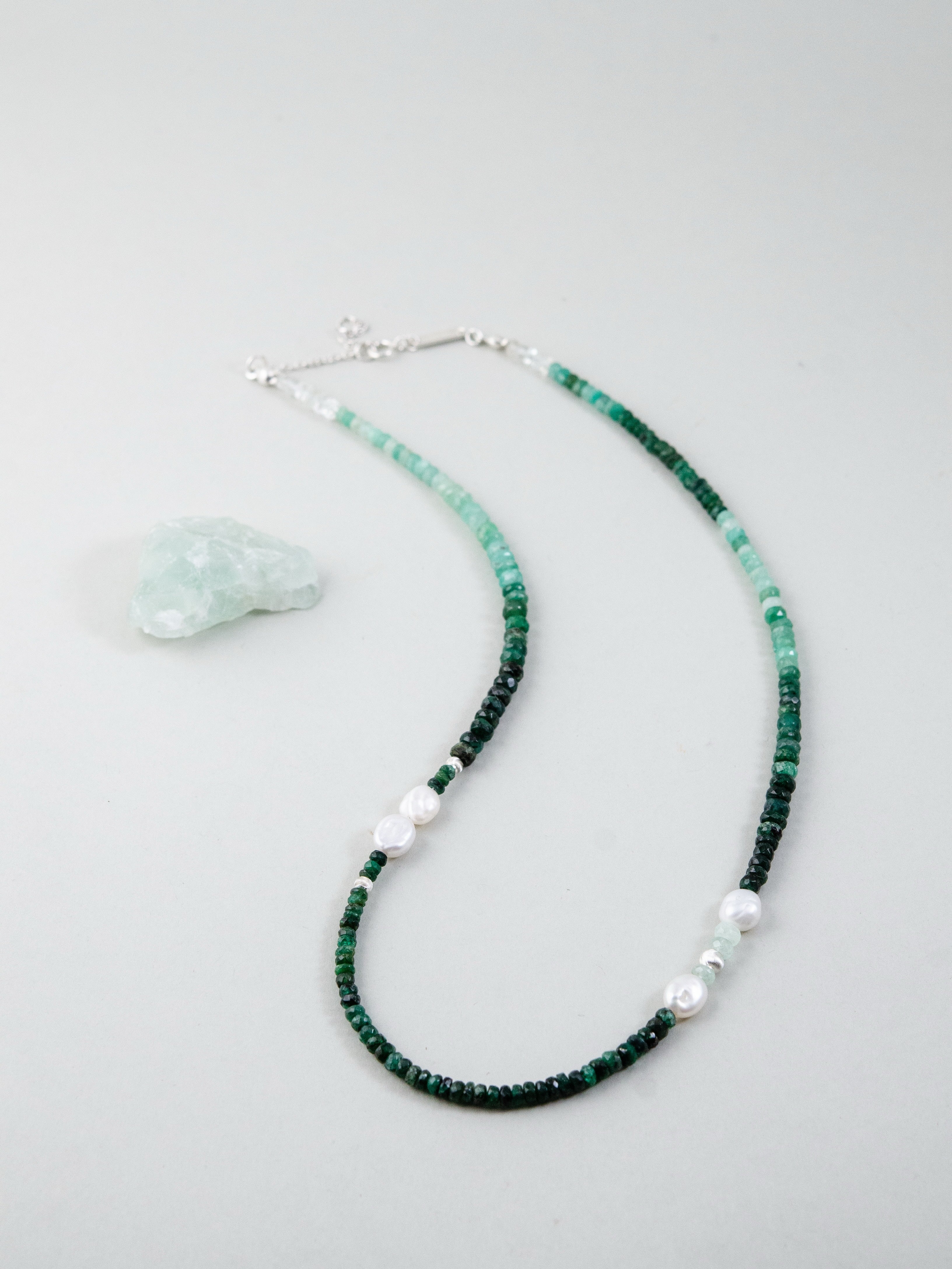 ネックレス ディスプレイ 緑の石 自然 癒し ヒーリング