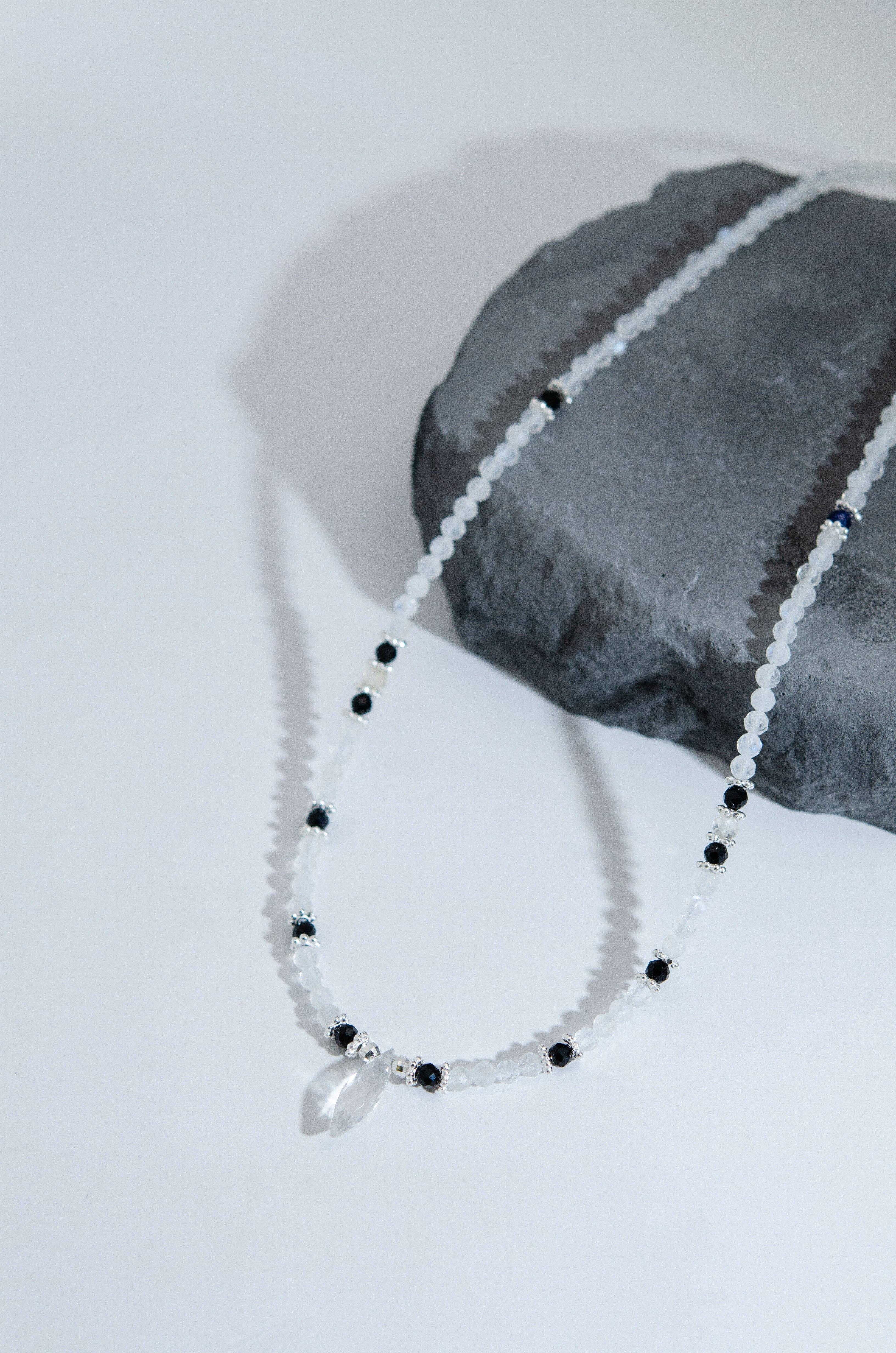 ネックレス ディスプレイ 岩 ストーン 背景 雰囲気