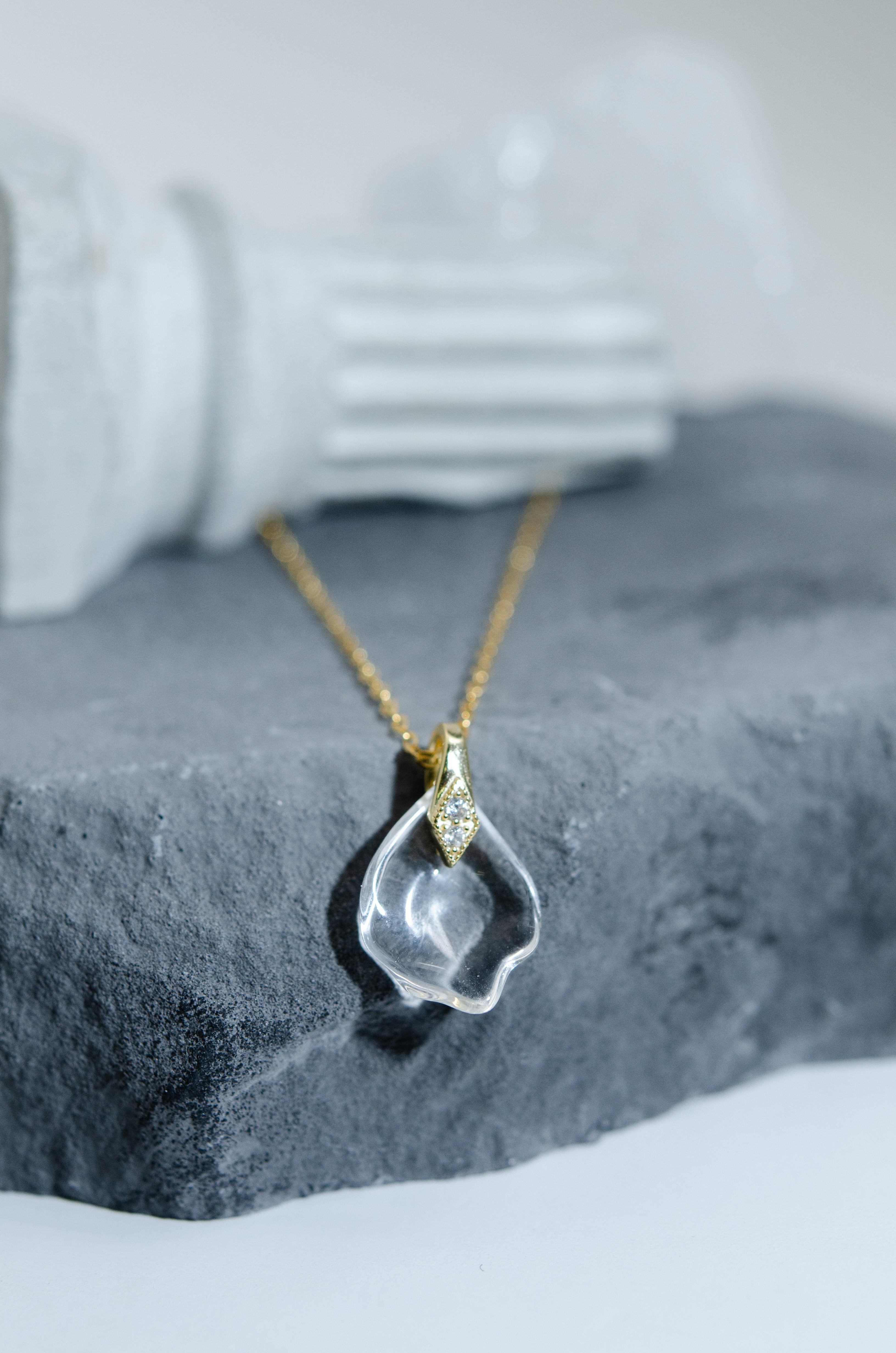 ネックレス ディスプレイ 岩 ストーン 背景 コントラスト クール