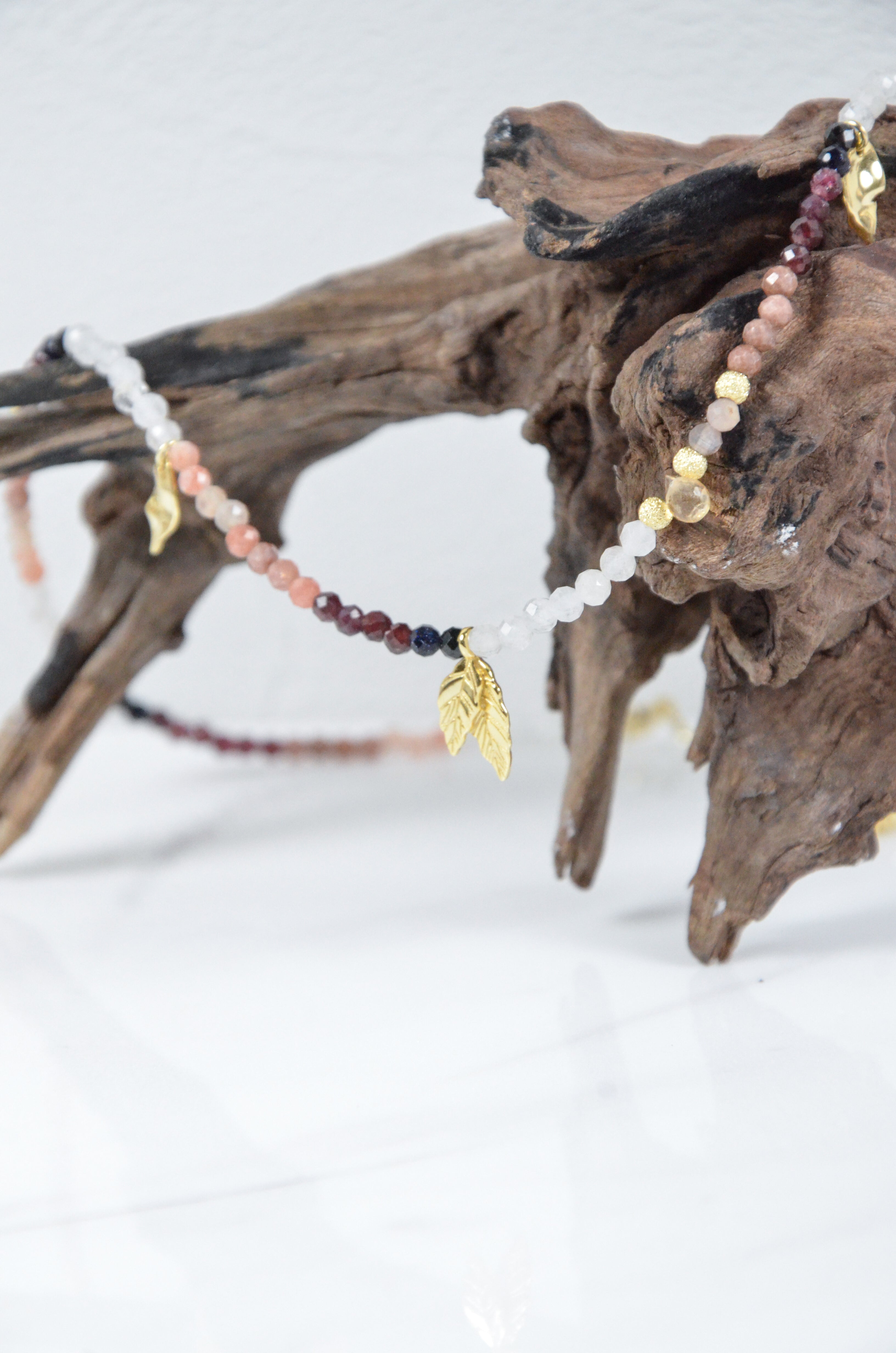 茜色の夕暮れ ネックレス 流木ディスプレイ 自然な雰囲気とゴールドの輝き