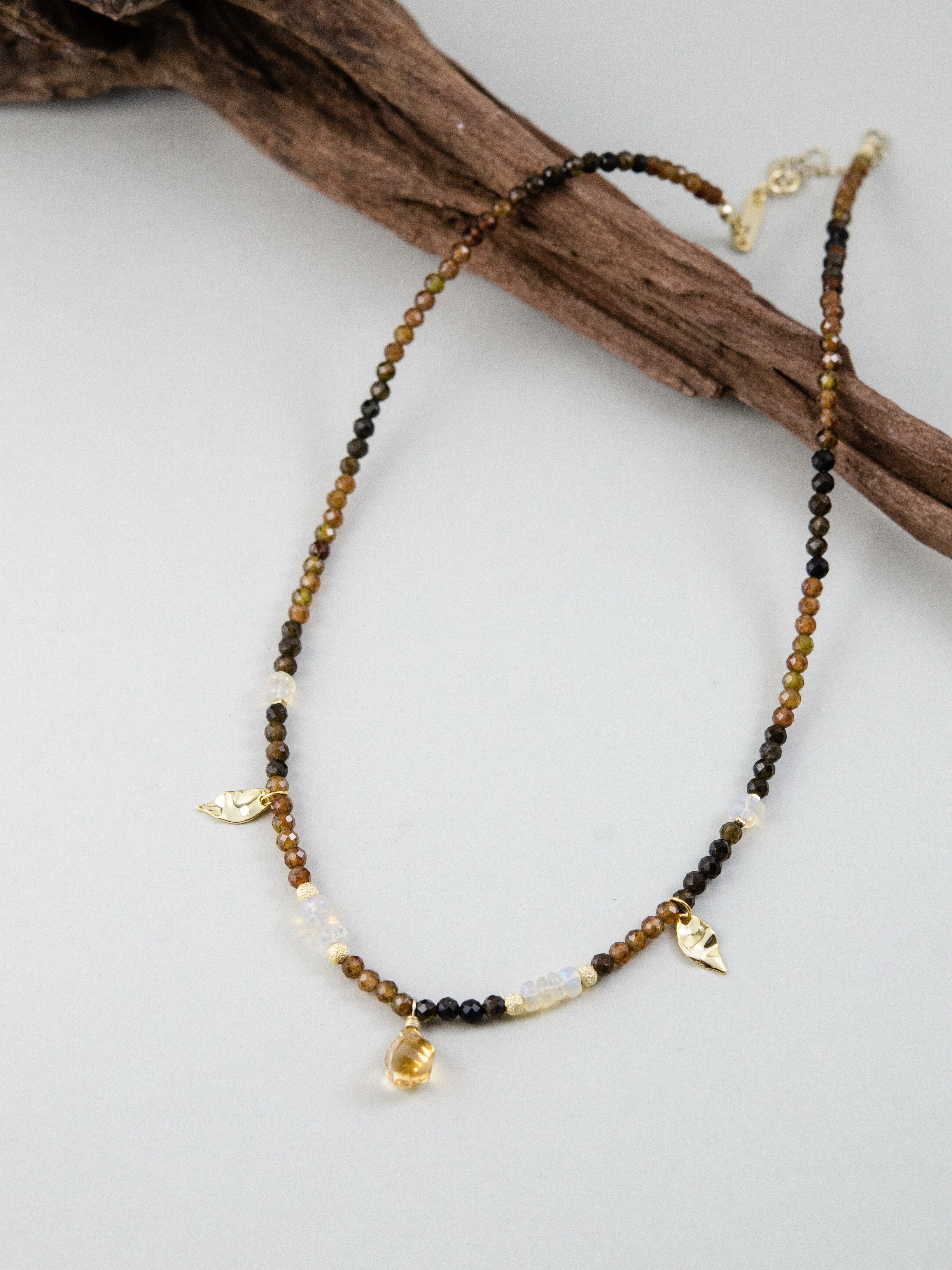 トルマリン ネックレス 流木ディスプレイ 自然素材との相性