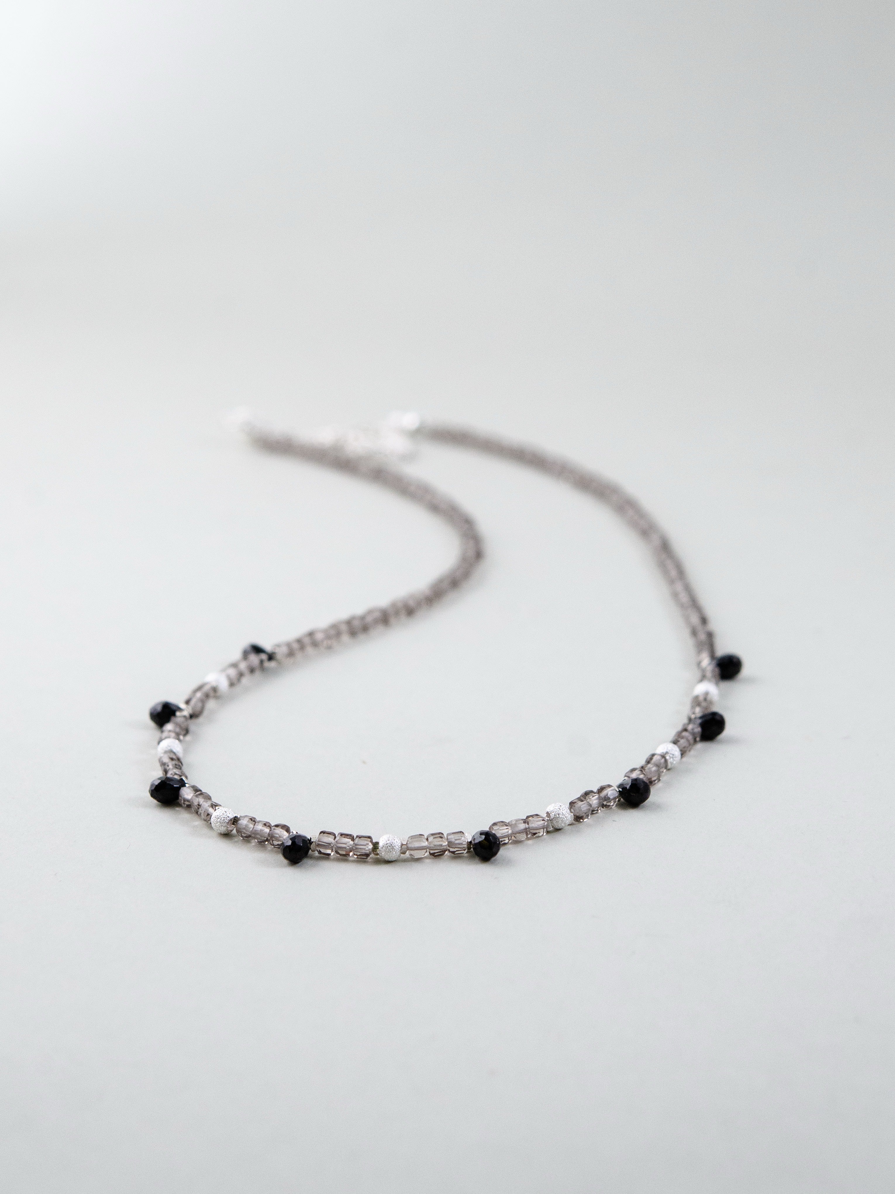 ネックレス 置き画 曲線 動き 天然石 の連