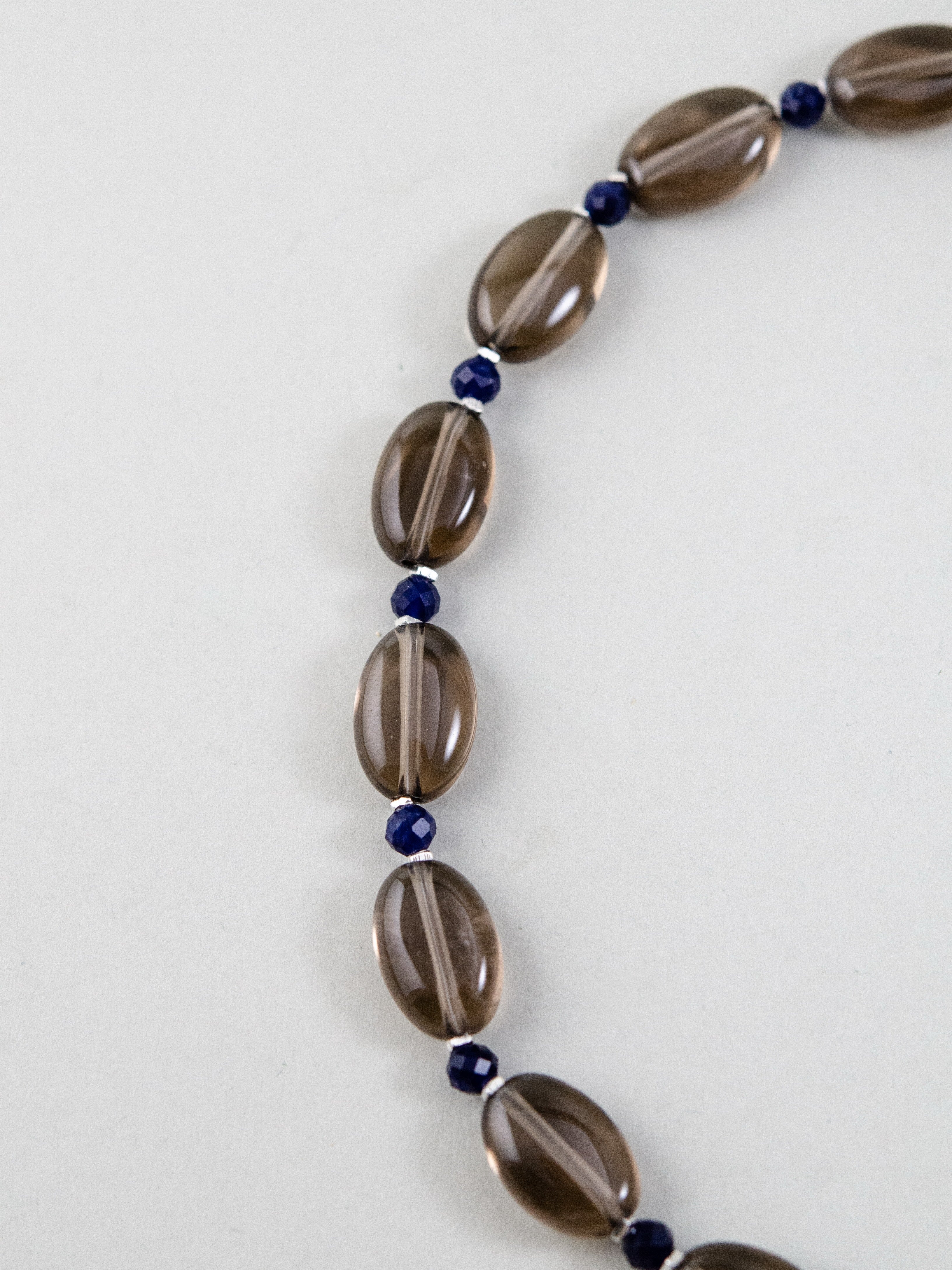 スモーキークォーツ ネックレス 置き画 S字 動き