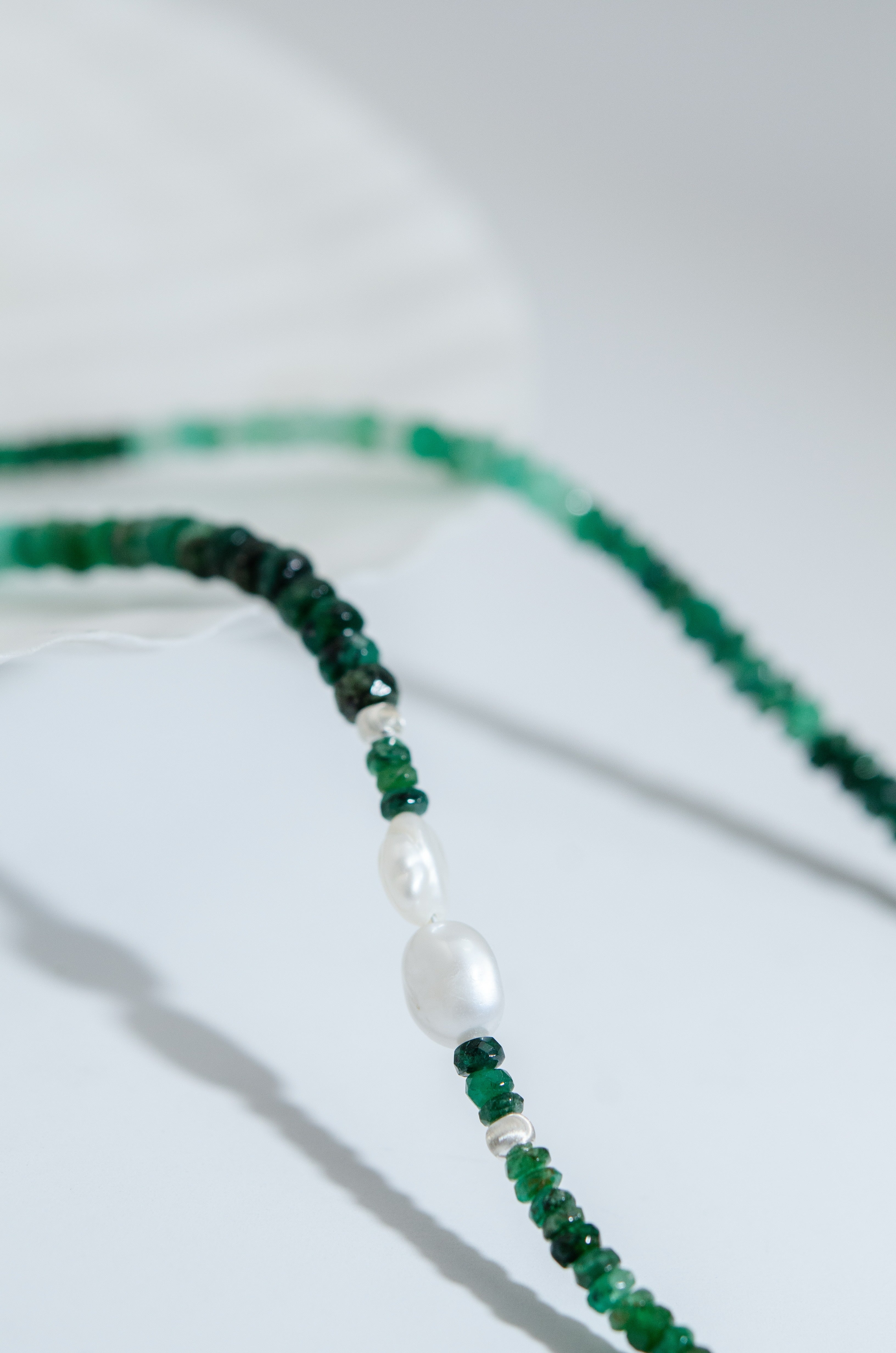 ネックレス シェル 背景 詳細 リゾート 雰囲気 緑と白