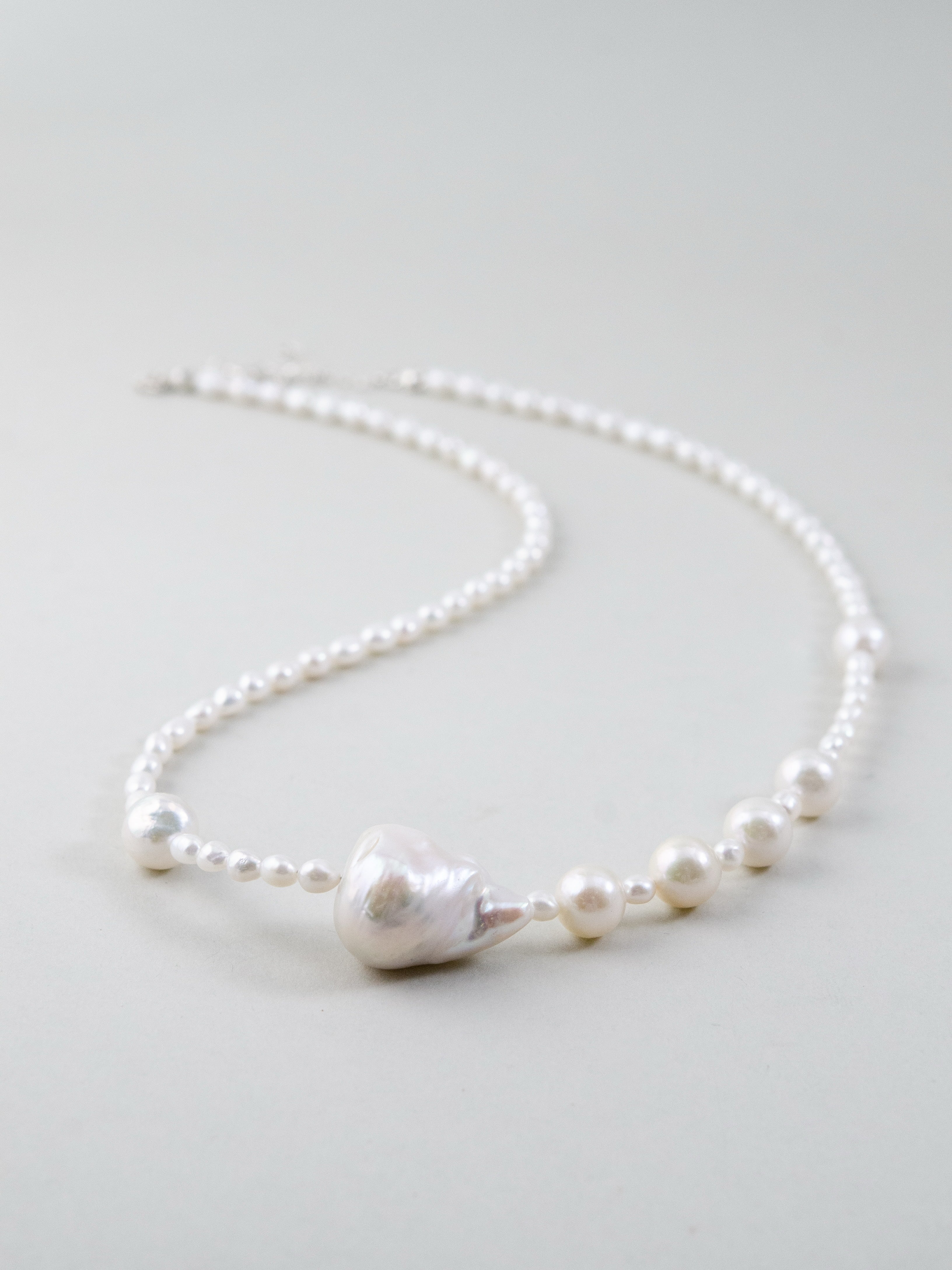 ネックレス 側面 流れ 曲線美 バロックパール 個体差