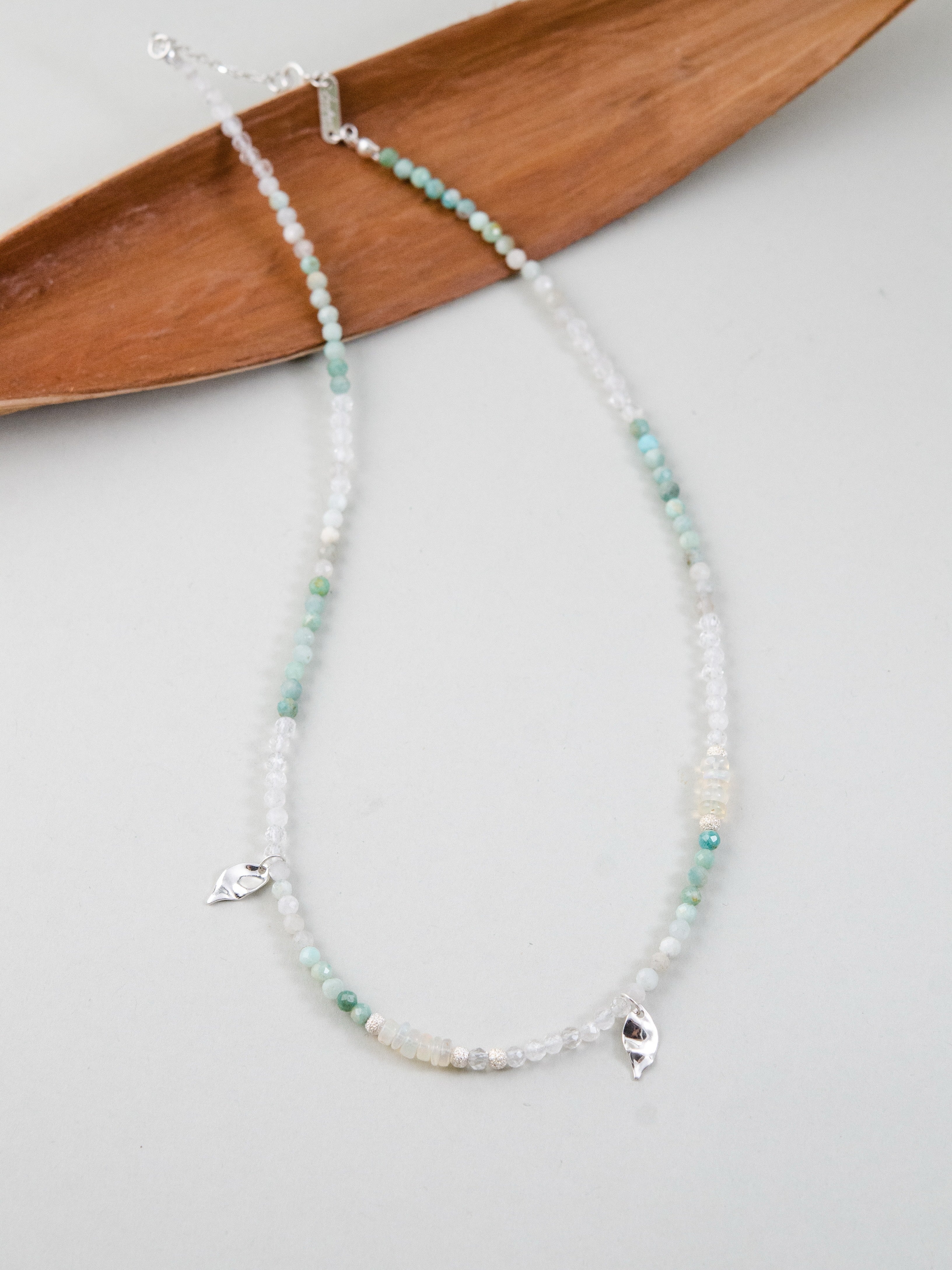 ネックレス スタイリング 木の温もりと清らかなブルーの調和