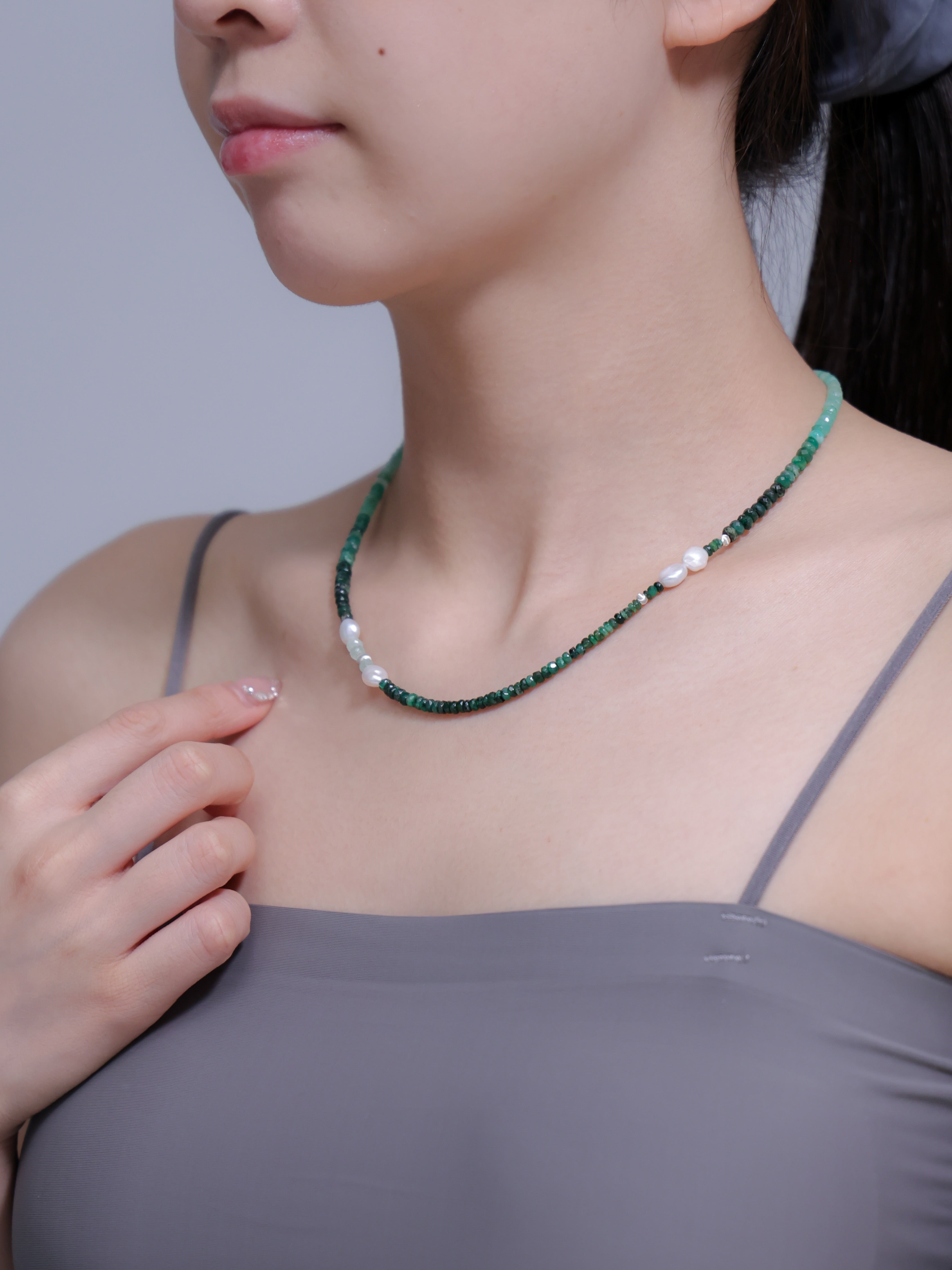 ネックレス 着用 斜め 横顔 デイリー コーデ 大人