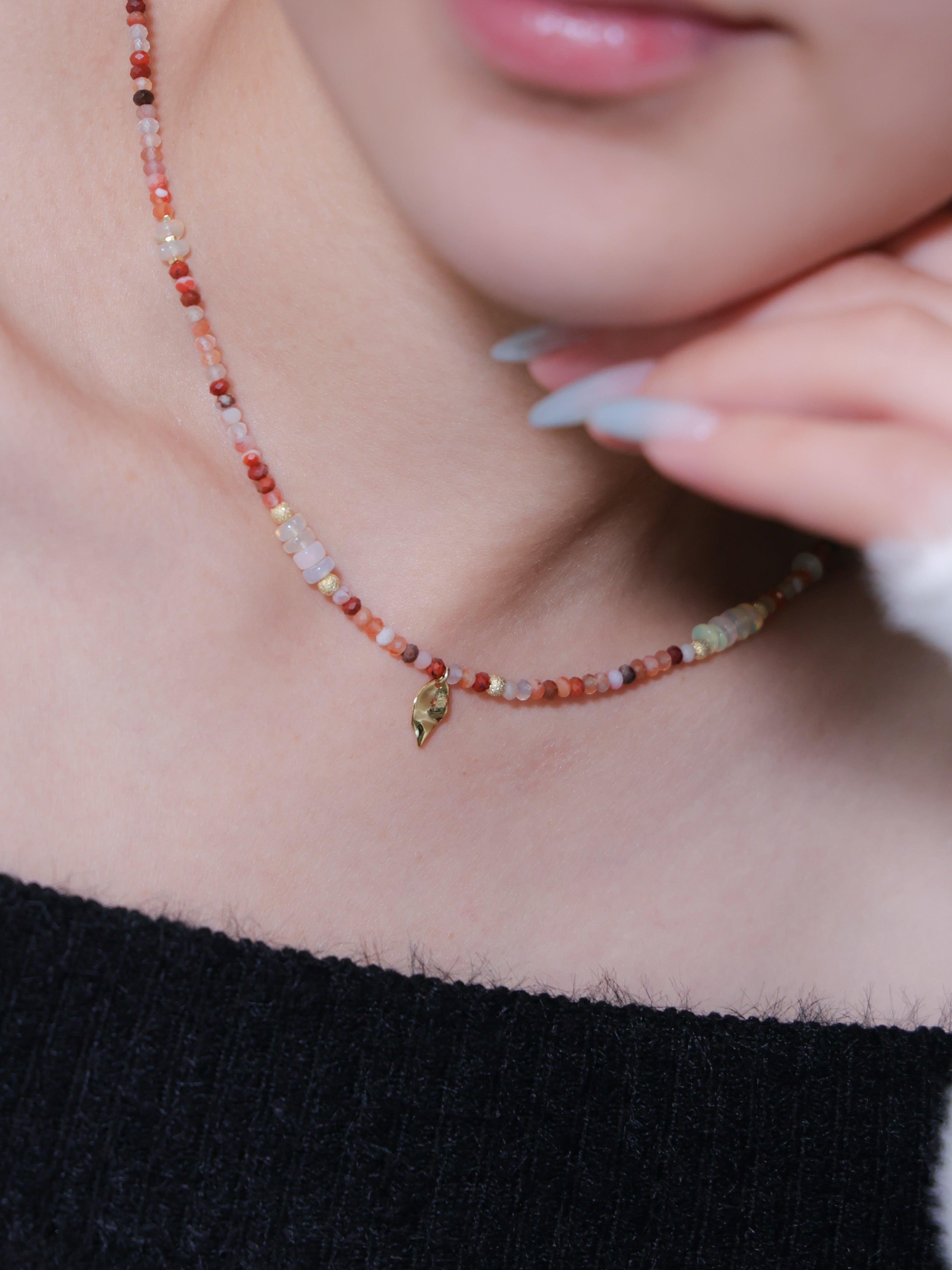 ネックレス着用 手元を添えて ライフスタイル画像 夕陽のメロディ