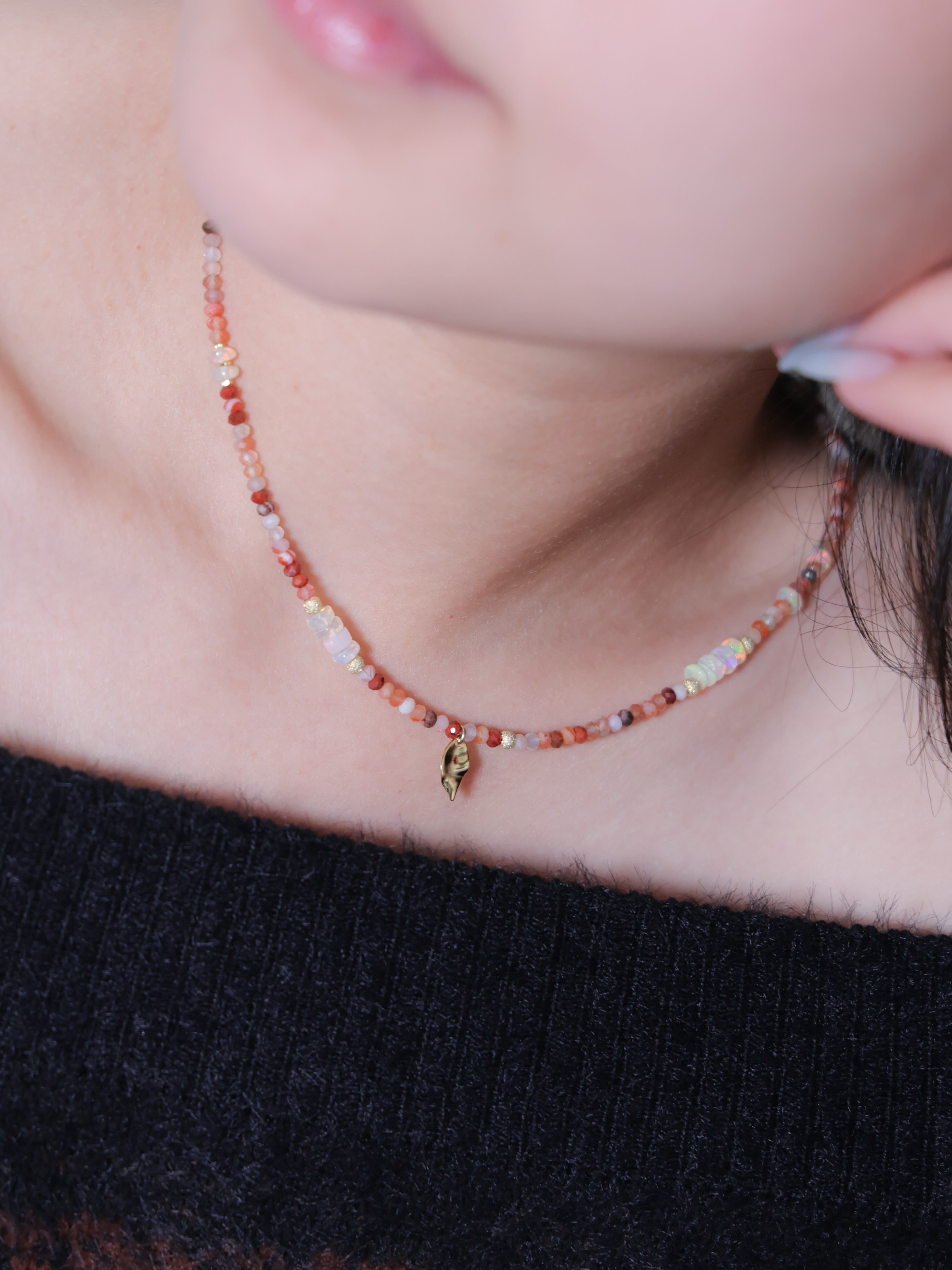 天然石ネックレス着用 斜めアングル 上品な大人のアクセサリー