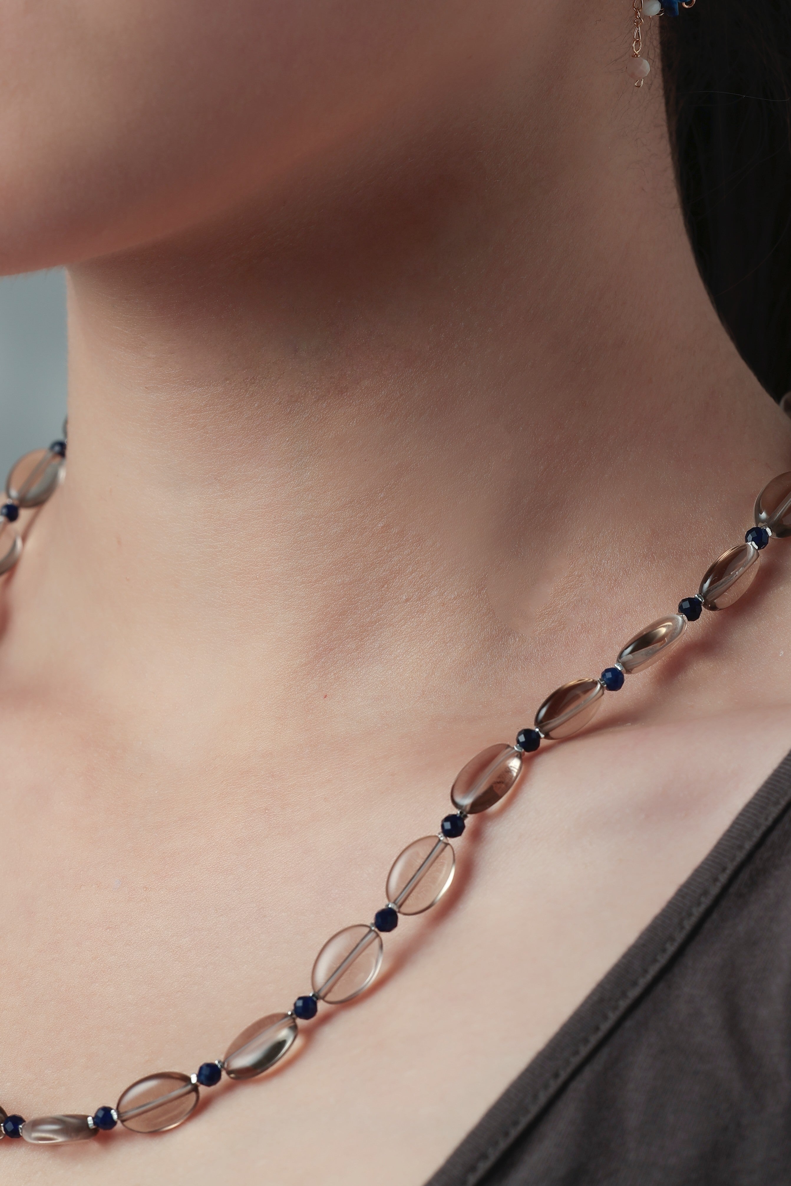 ネックレス 着用 黒 トップス シック モード コントラスト