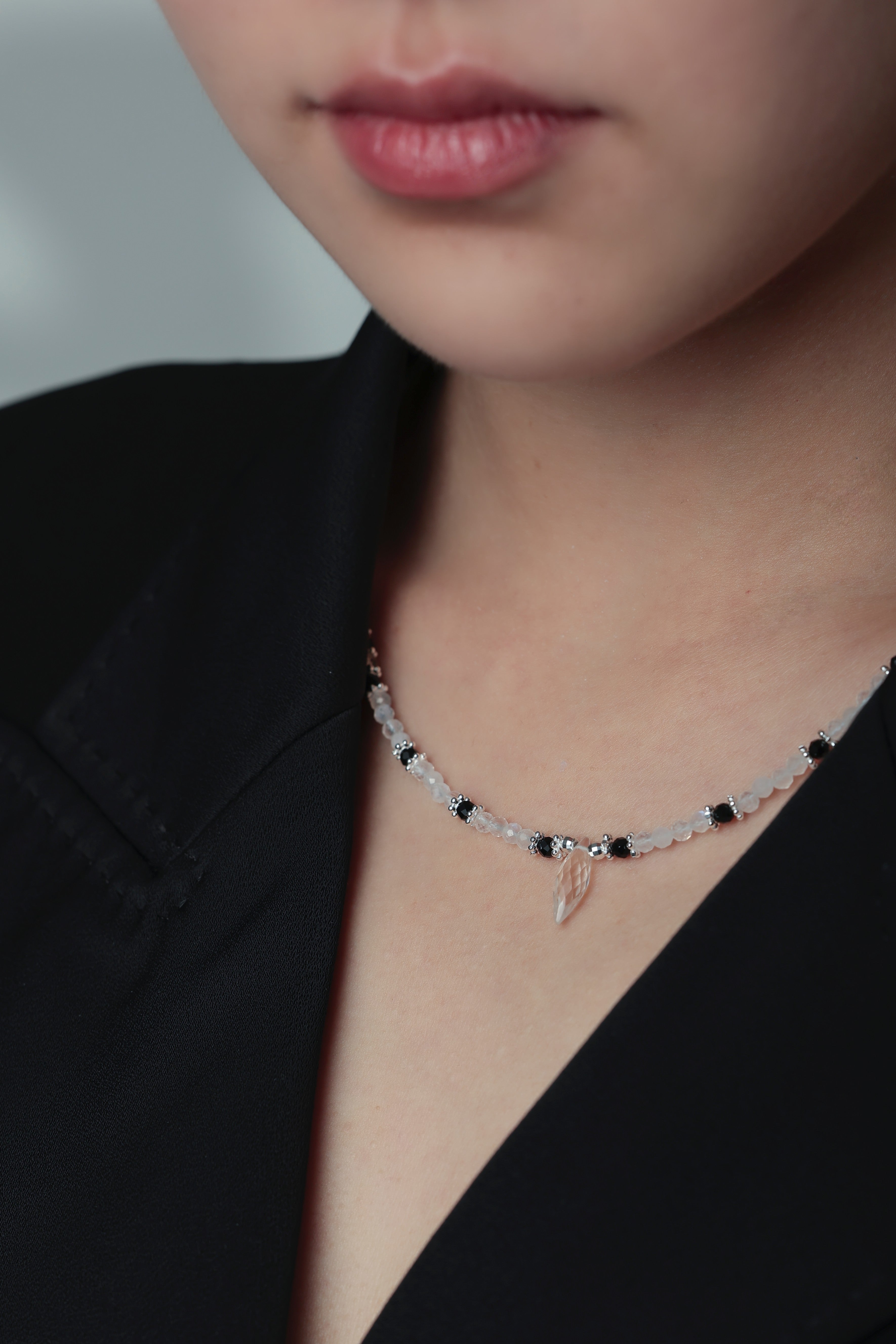 ネックレス 着用画像 黒トップス モノトーン コーデ シック