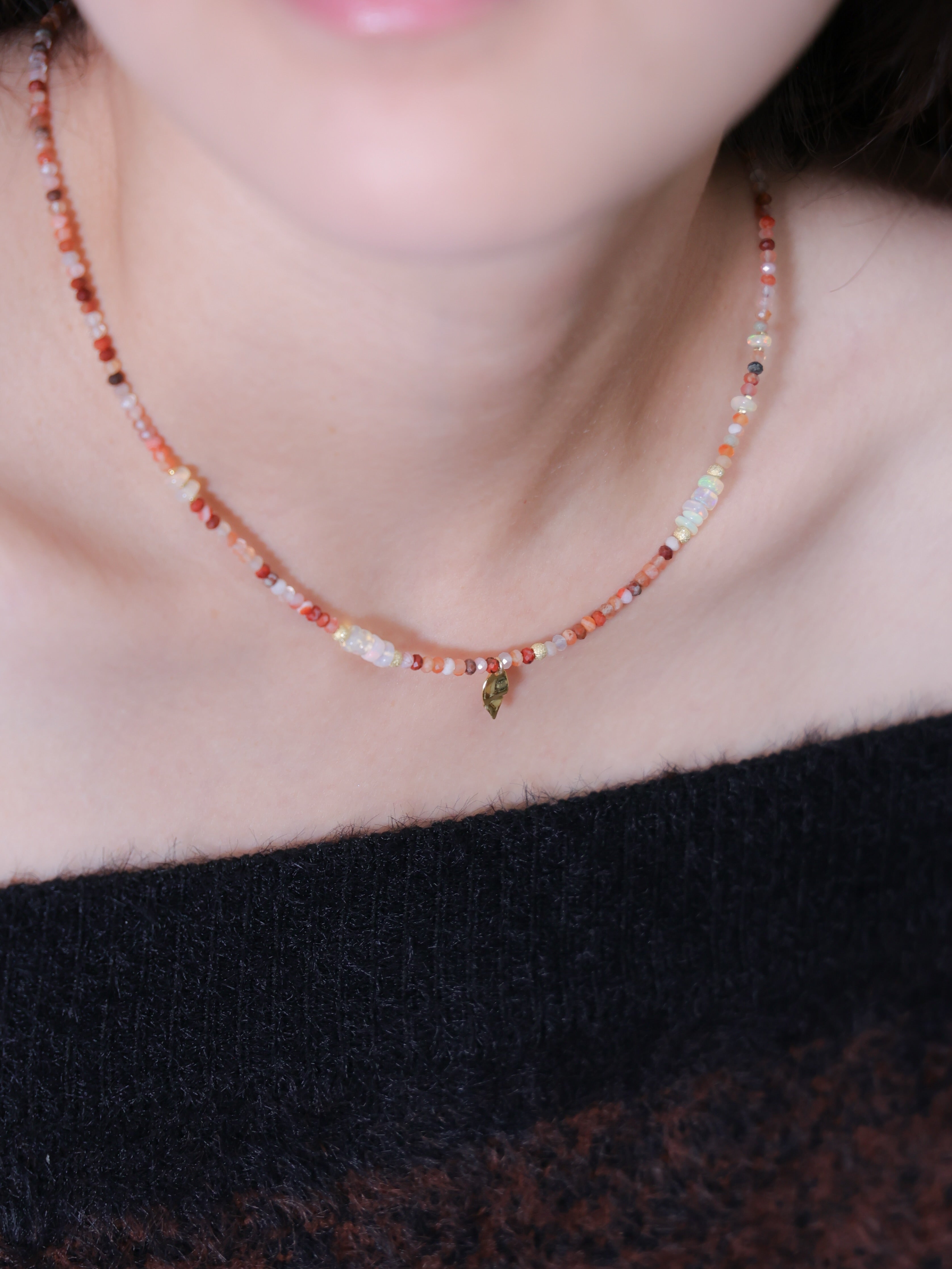 ネックレス着用 首元アップ 鎖骨を美しく見せる温かな彩り