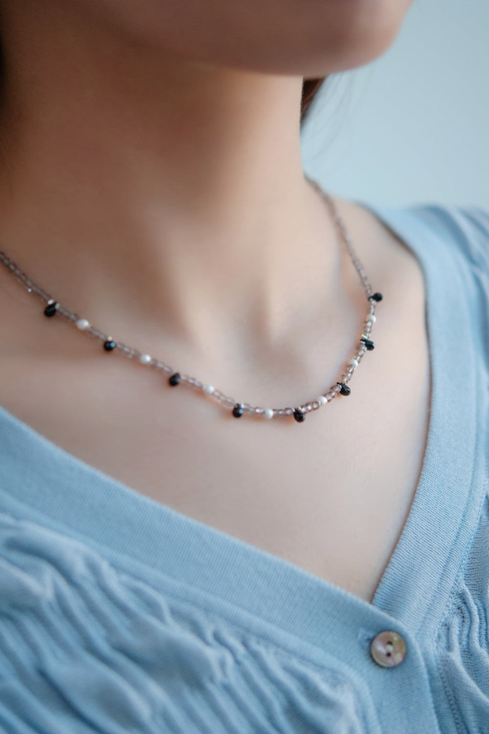 ネックレス 着用 ブルー カーディガン コーデ 色合わせ