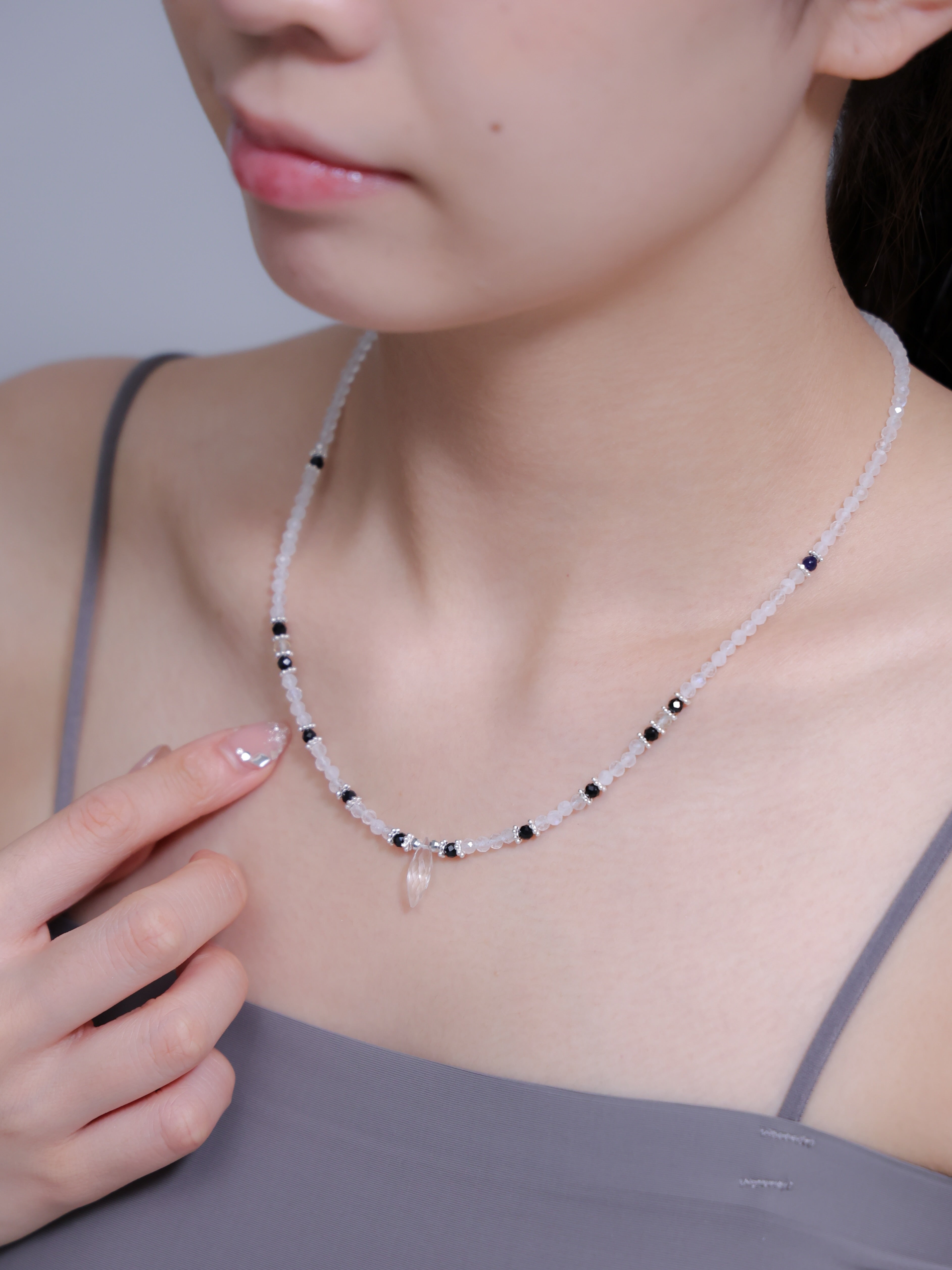 ネックレス 着用 鎖骨ライン 綺麗め オフィス スタイル