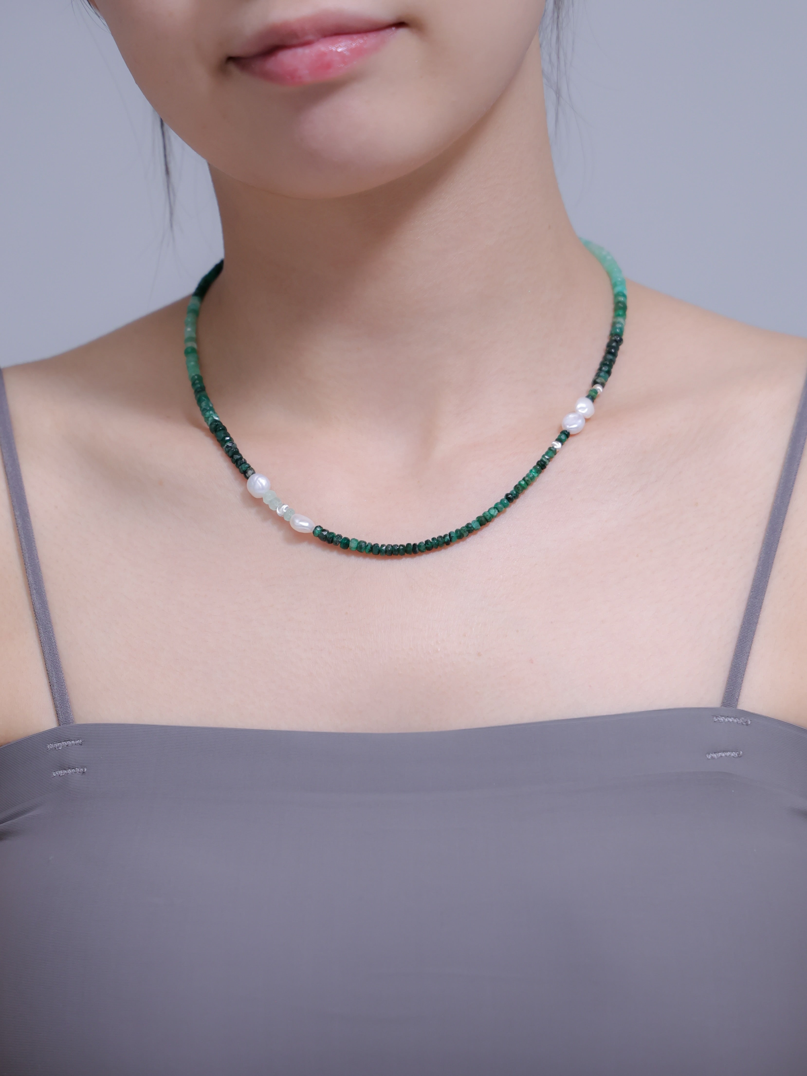 ネックレス 着用 正面 顔周り 明るい印象 透明感