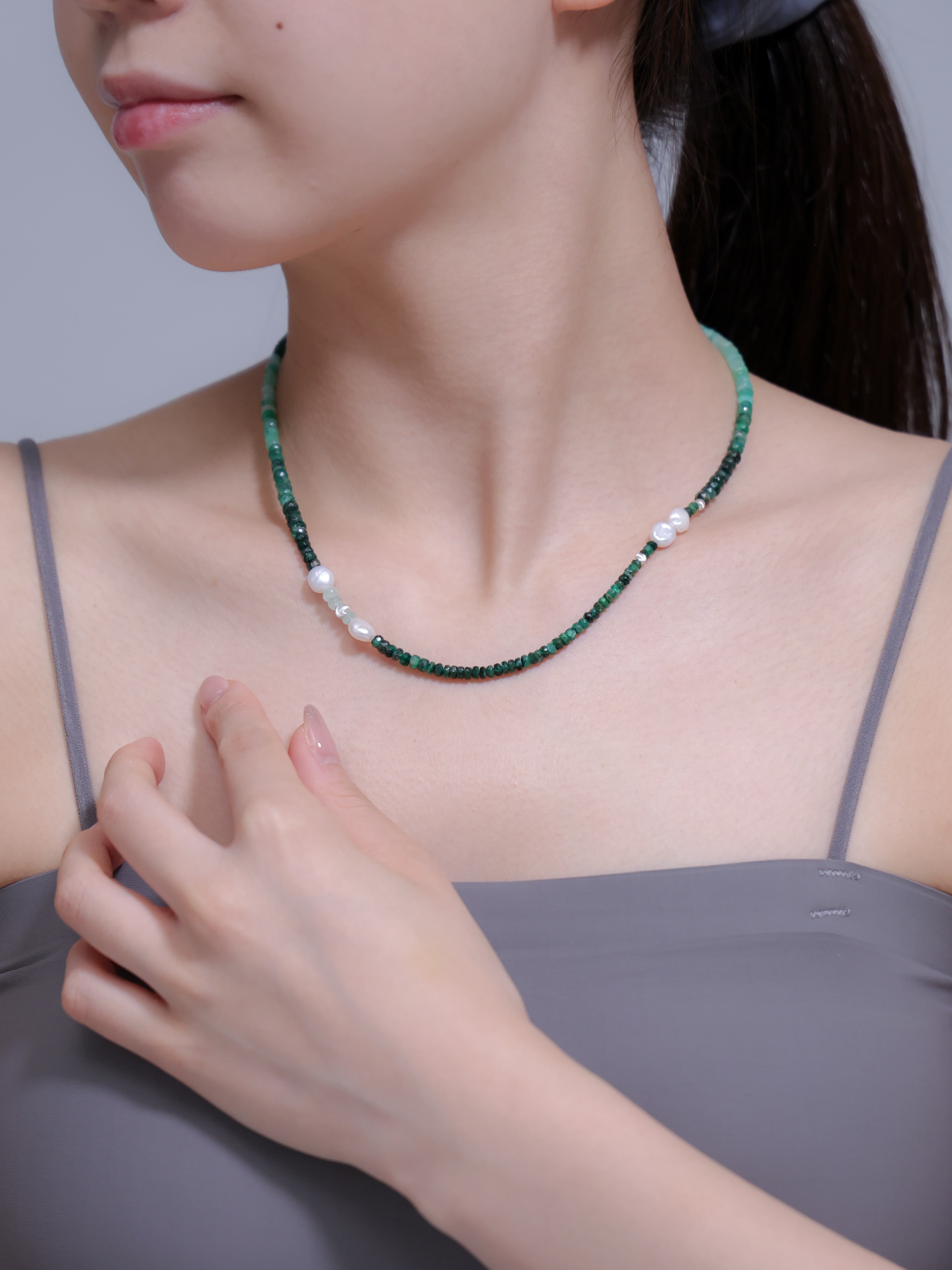 ネックレス 着用 正面 手添え ポーズ 贈り物 おすすめ