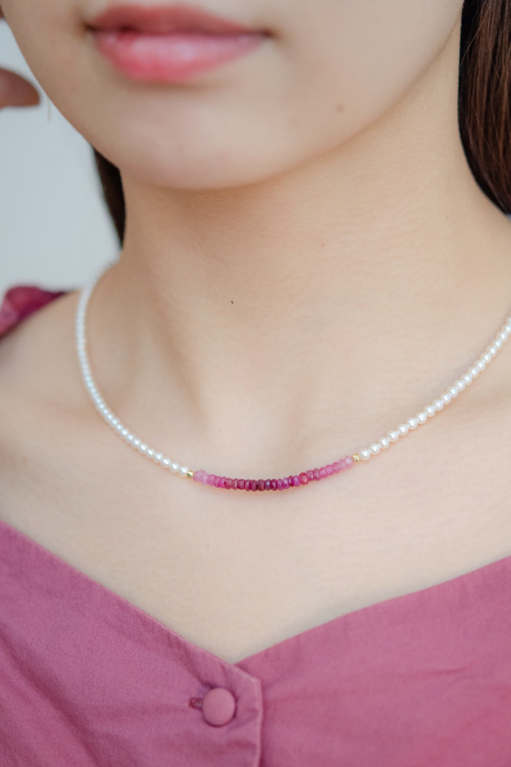 ネックレス着用 正面画像 デコルテを彩る一点の紅と淡水パール