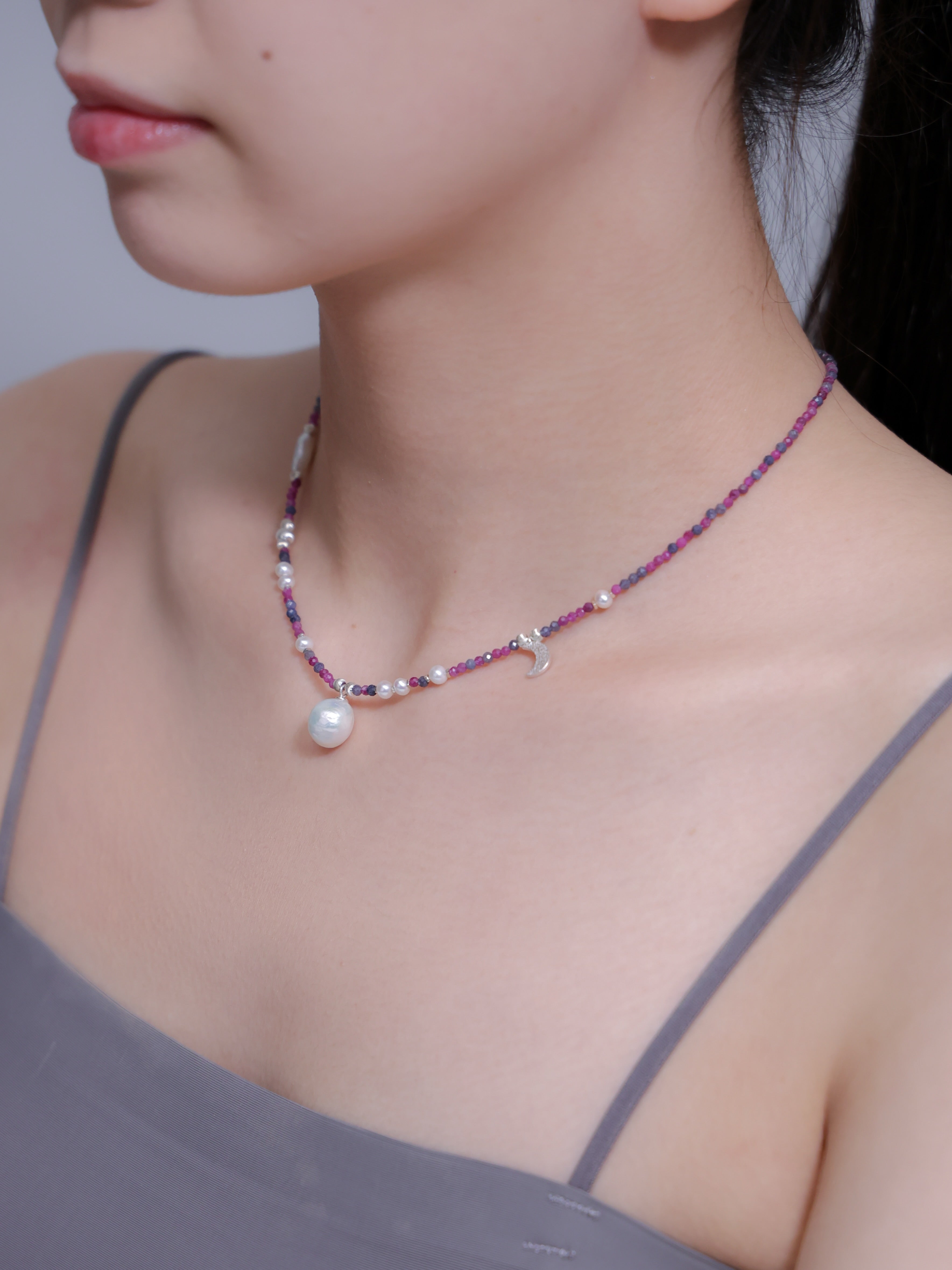 ネックレス着用 斜めアングル 上品な大人のシルバーアクセサリー