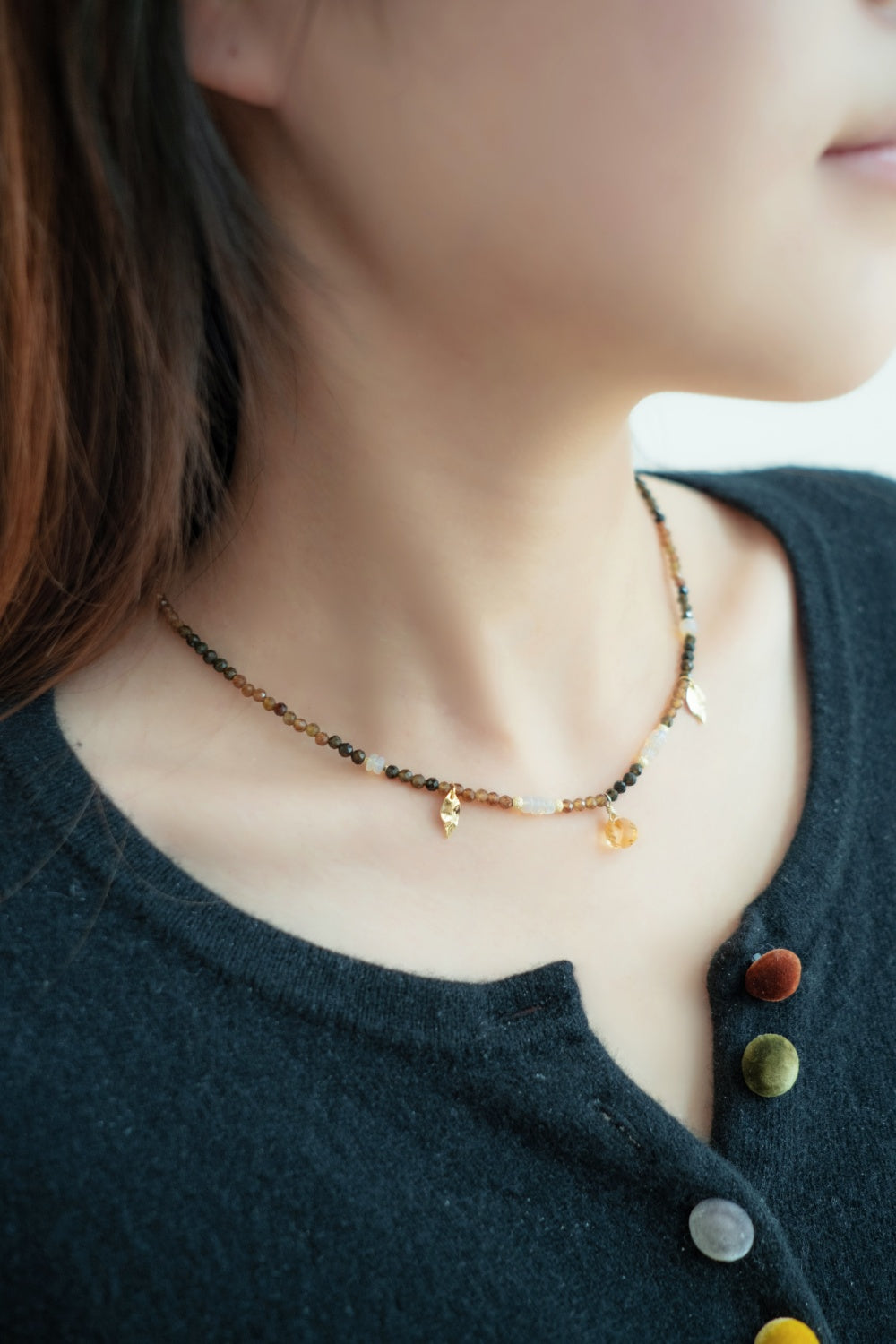 ネックレス着用 横顔 首元のラインに沿う美しいシルエット