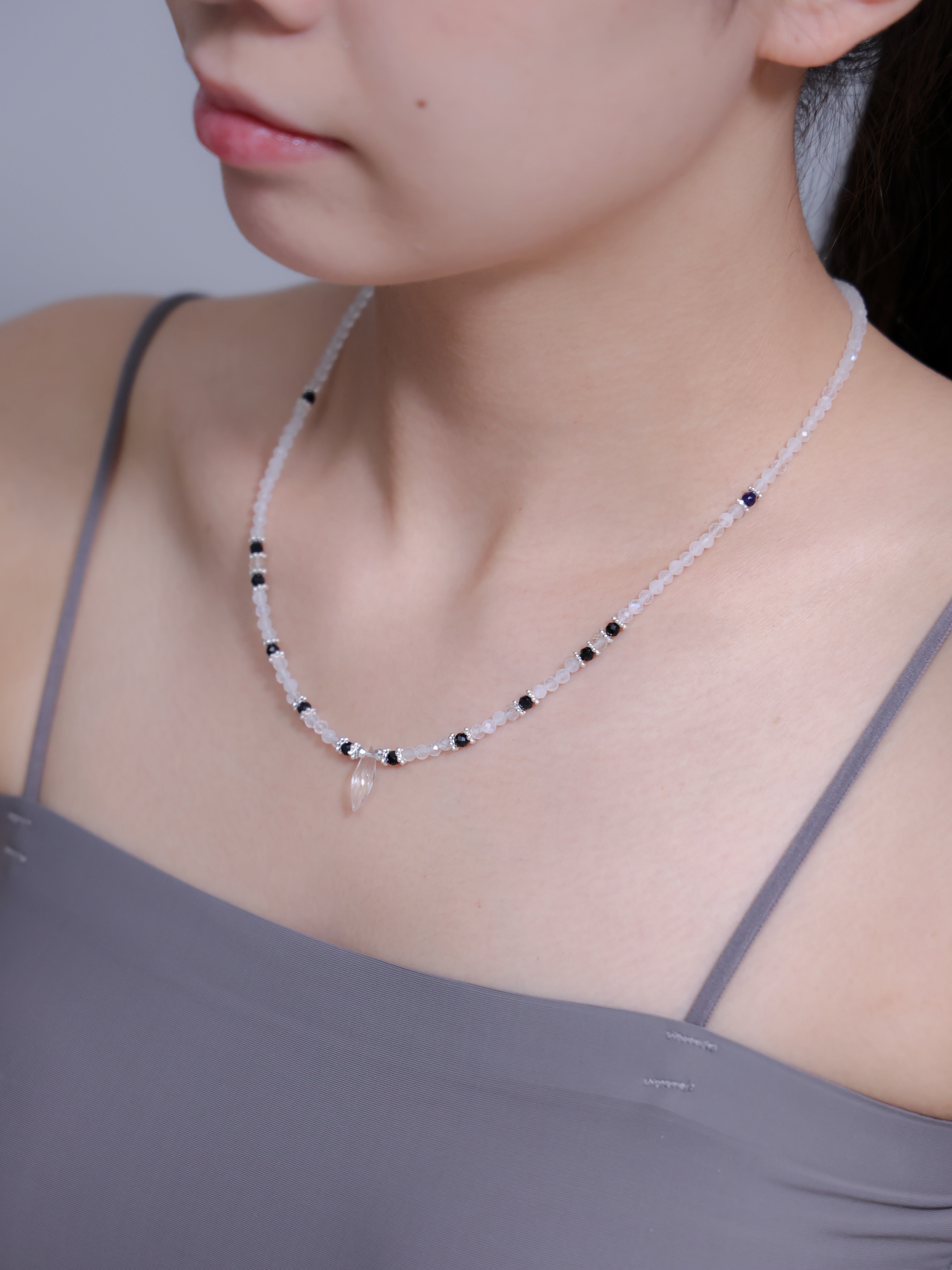 ネックレス 着用画像 グレー インナー カジュアル シンプル