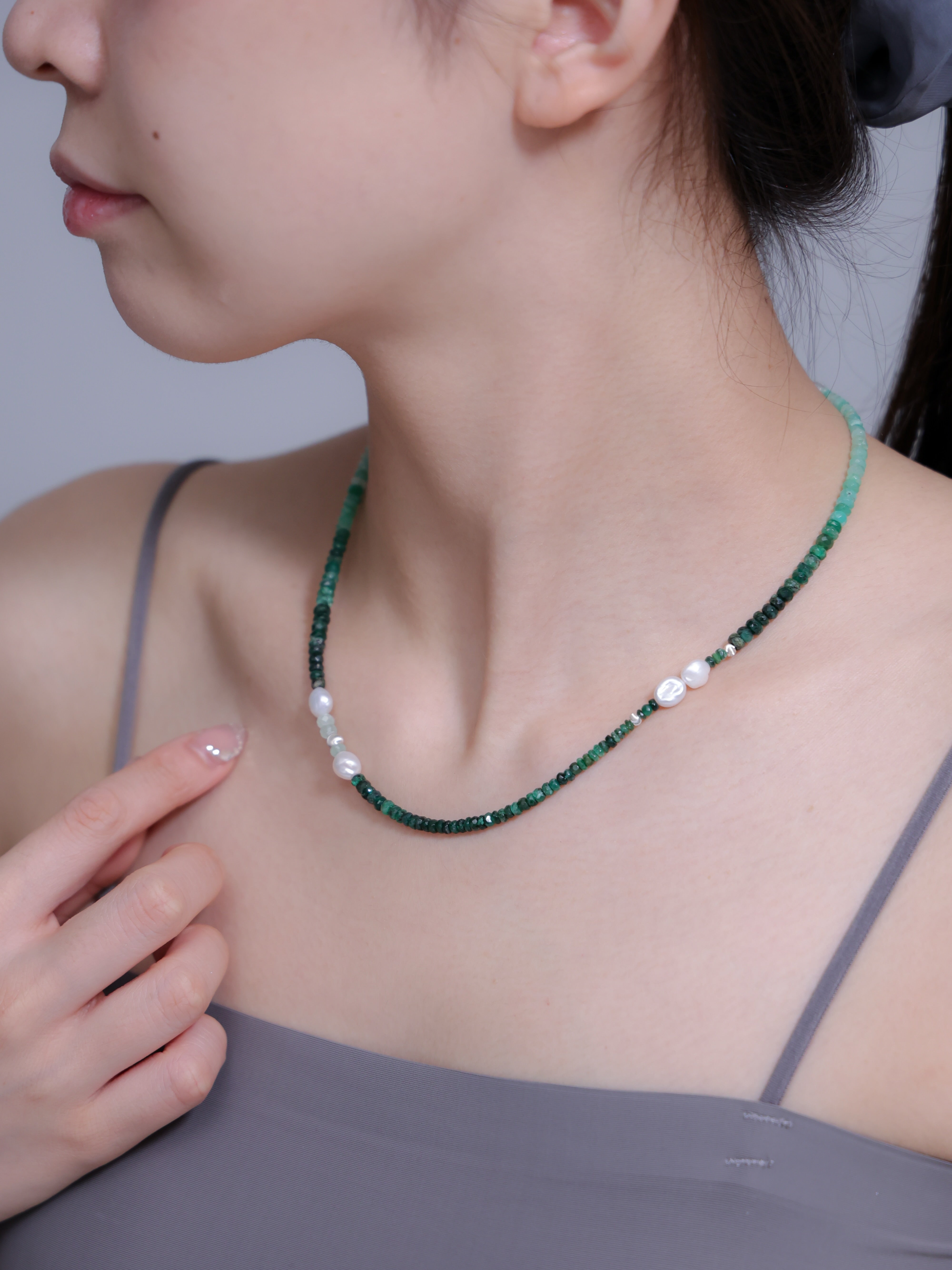 ネックレス 着用 手元 仕草 上品 5月誕生石 ギフト