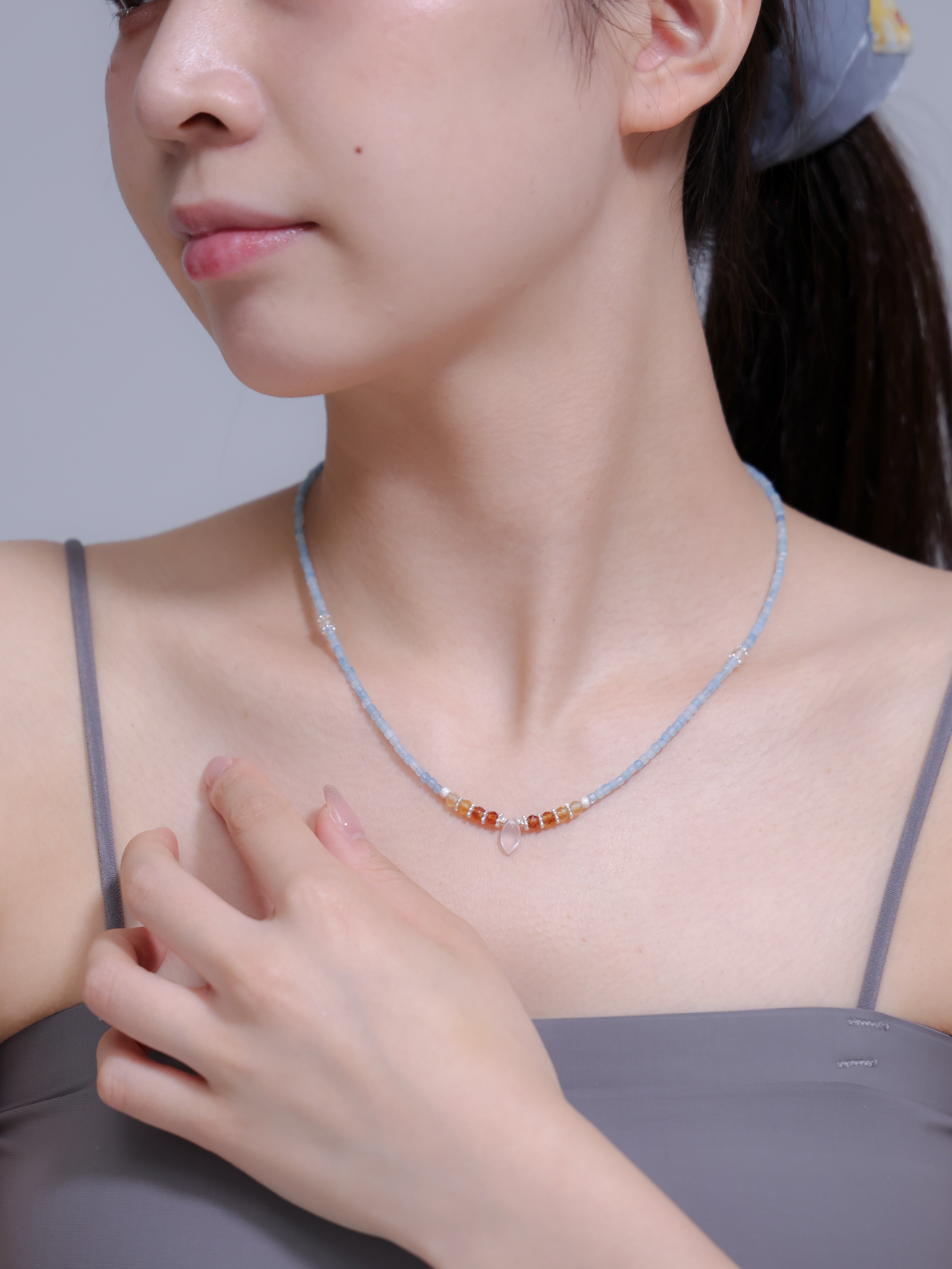 ネックレス 着用 手元 仕草 上品 リゾート コーデ