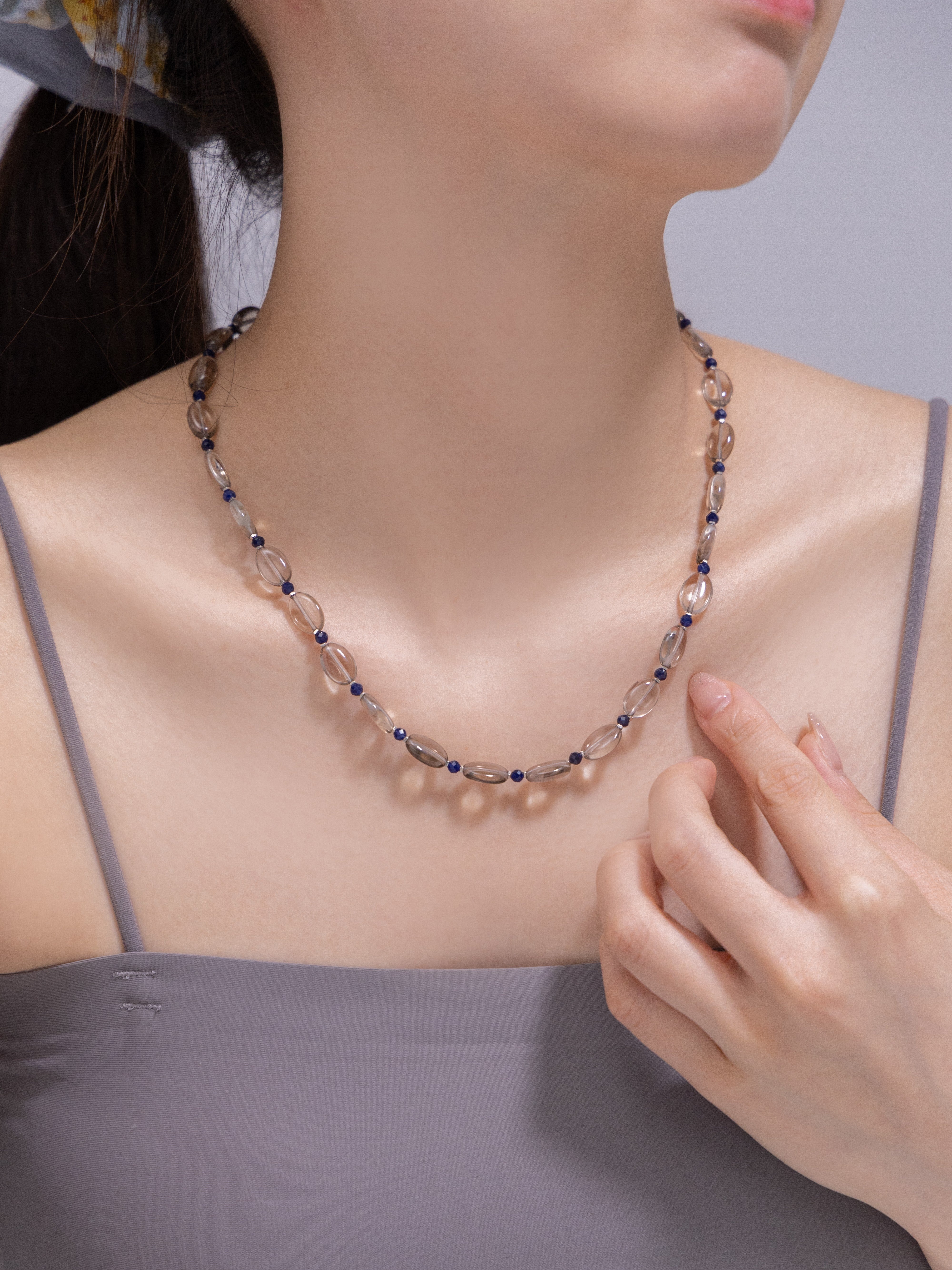 ネックレス 着用 手元 仕草 上品 ネイル 合わせ