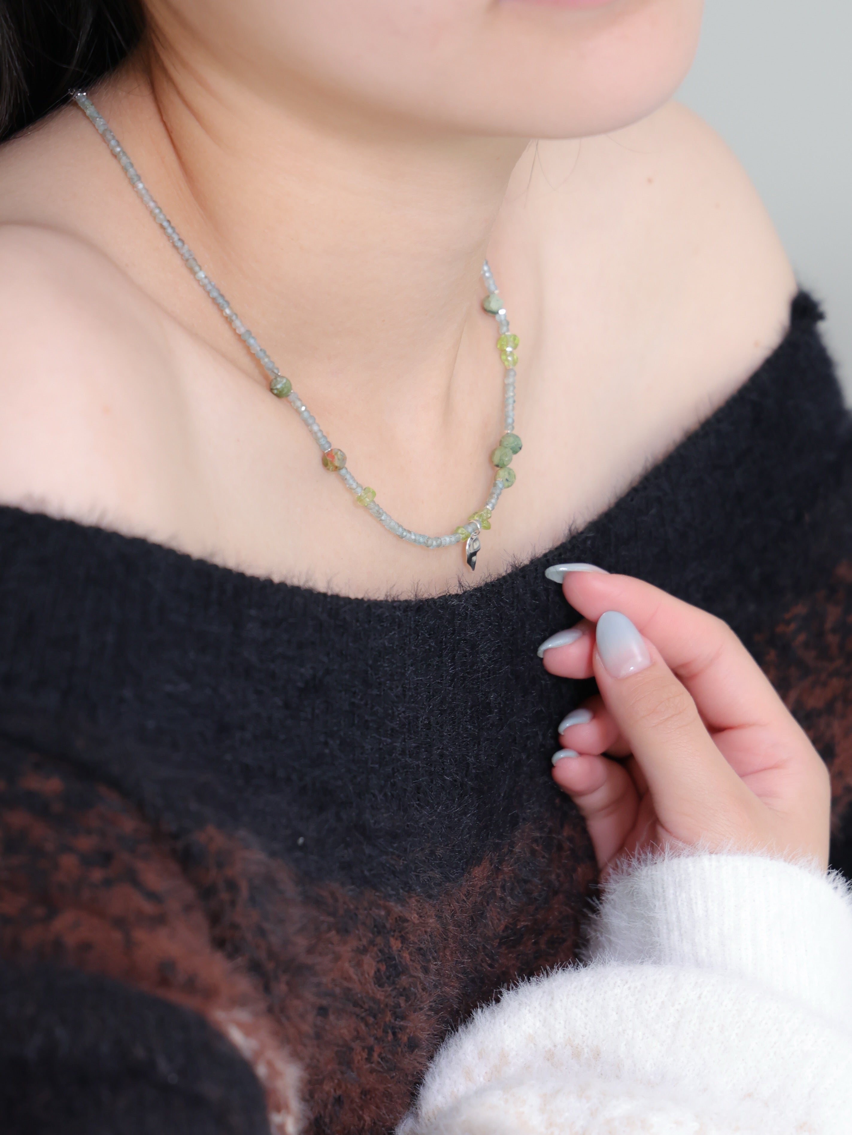 ネックレス着用 手元を添えて 鎖骨を美しく見せるデザイン