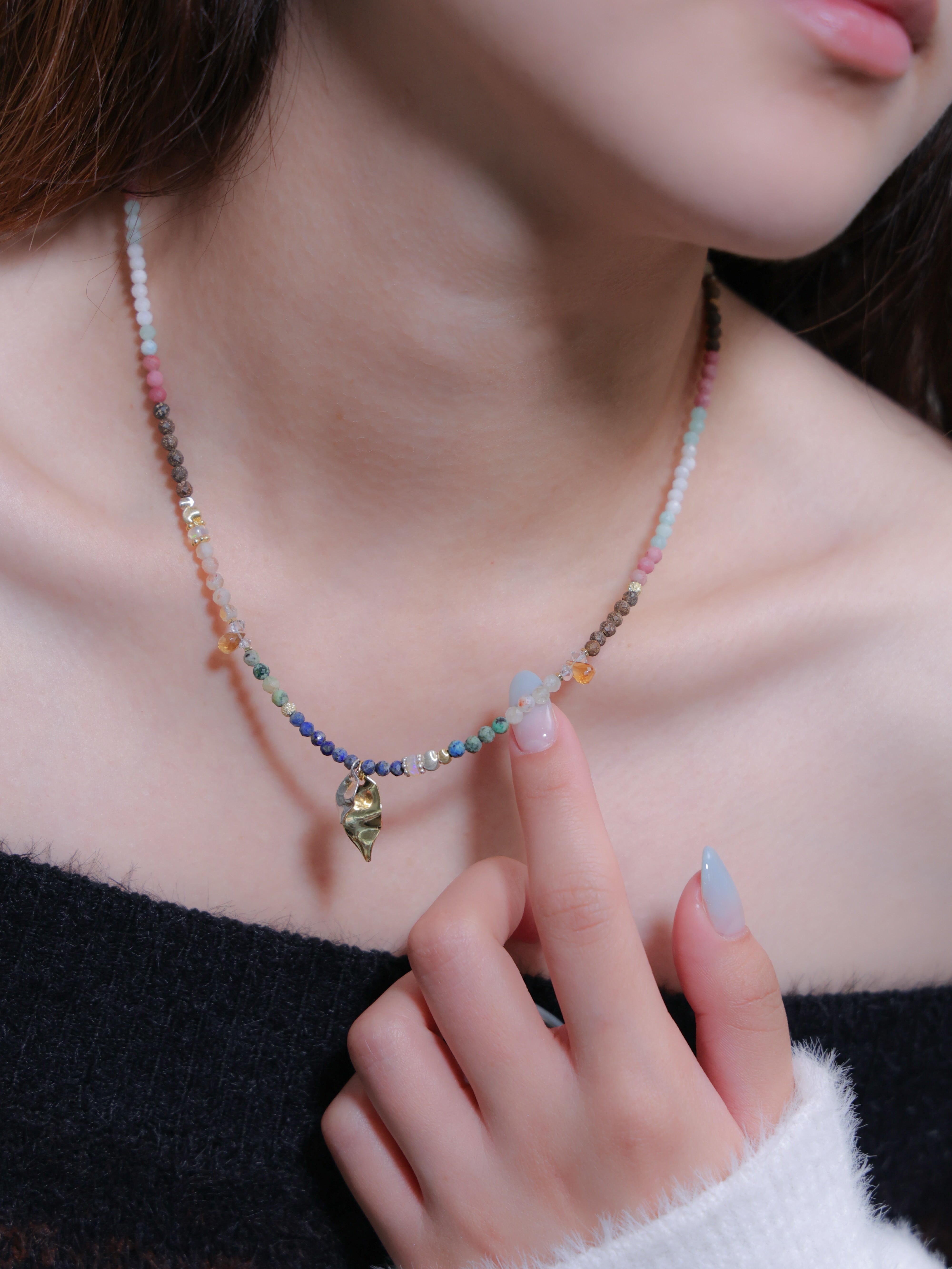 ネックレス着用 手元を添えて 大人の女性のアクセサリー