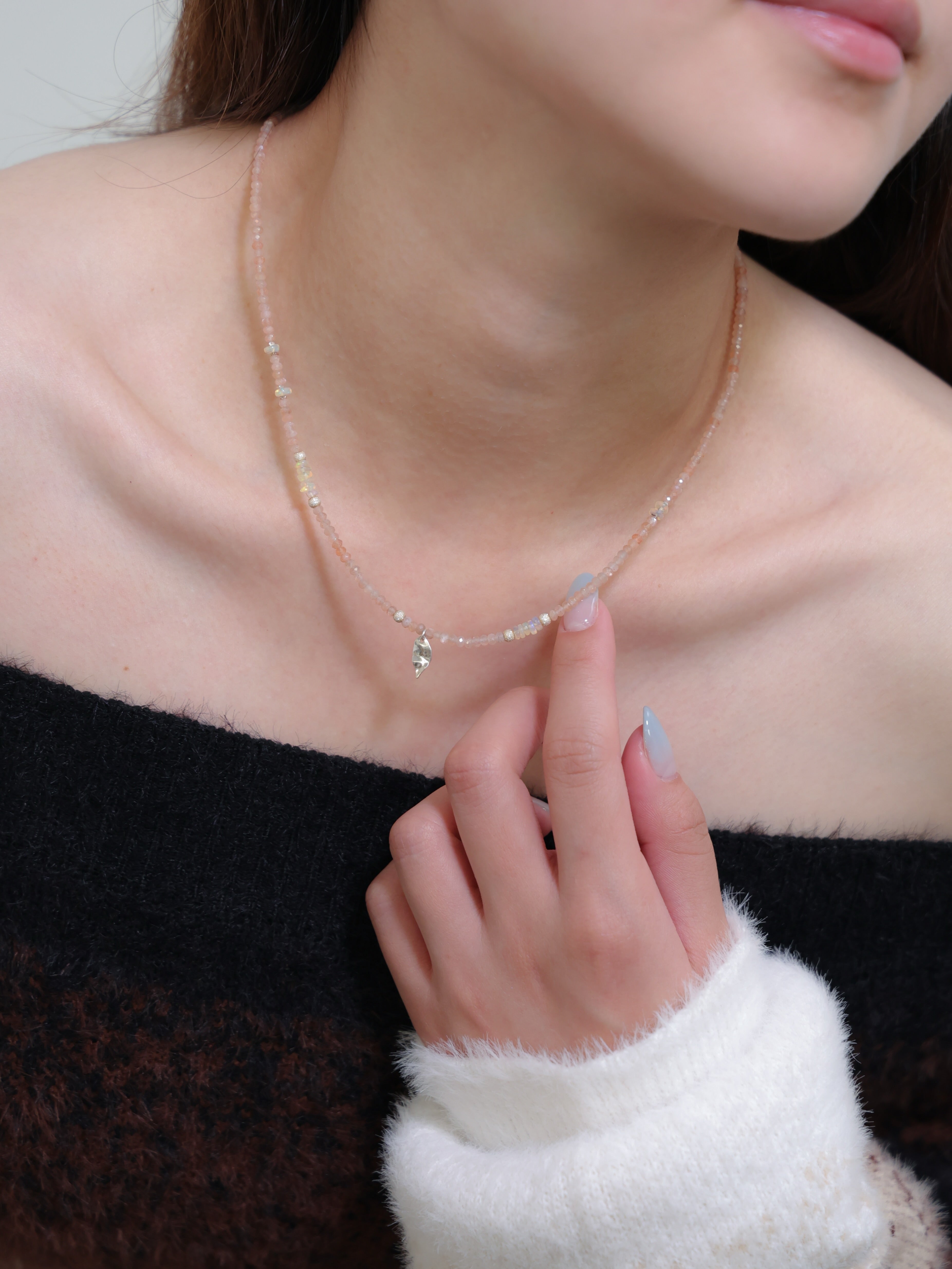 ネックレス着用 手元を添えて ライフスタイル画像 優しいオレンジの彩り