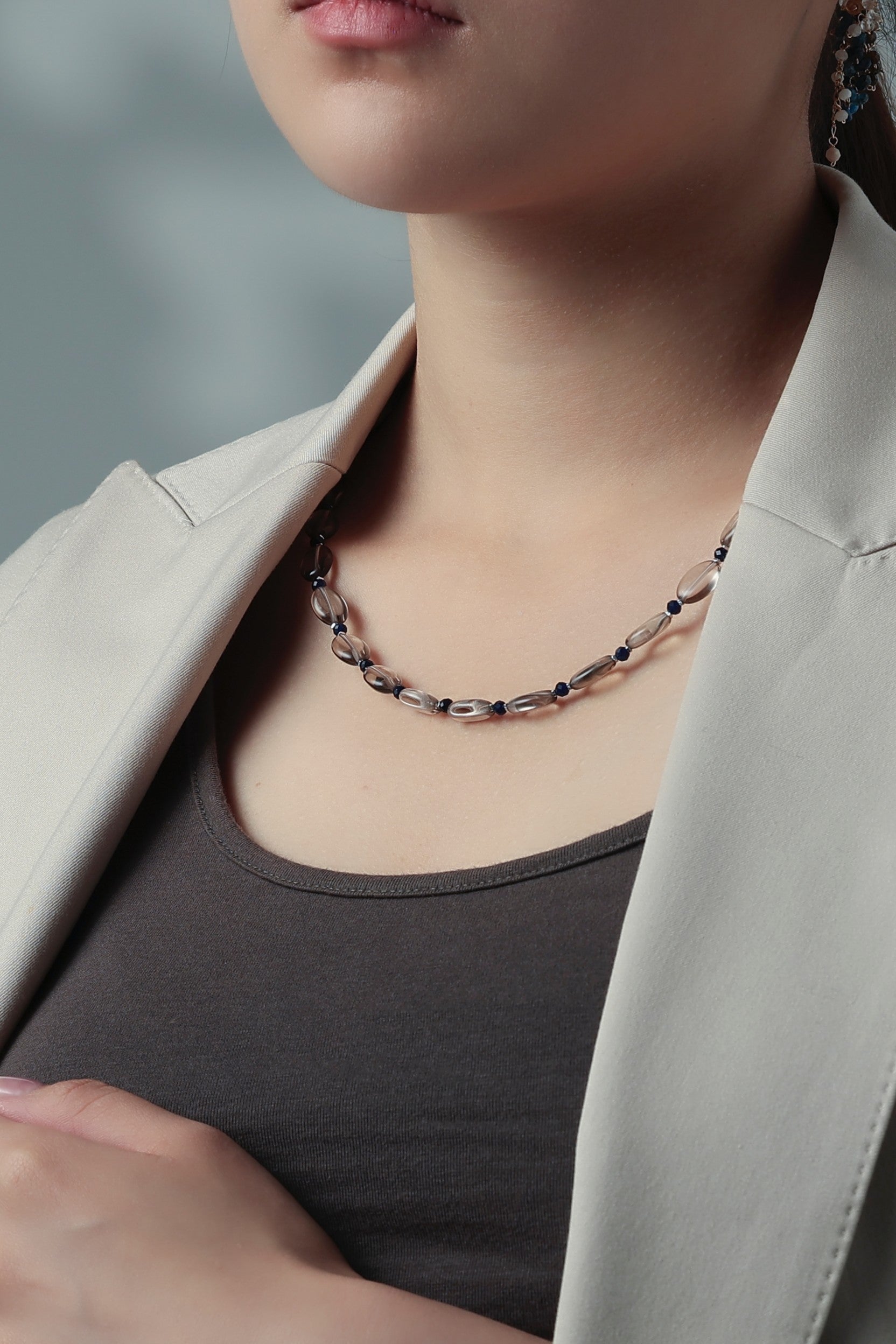 ネックレス 着用 ジャケット ビジネス オフィス スタイル