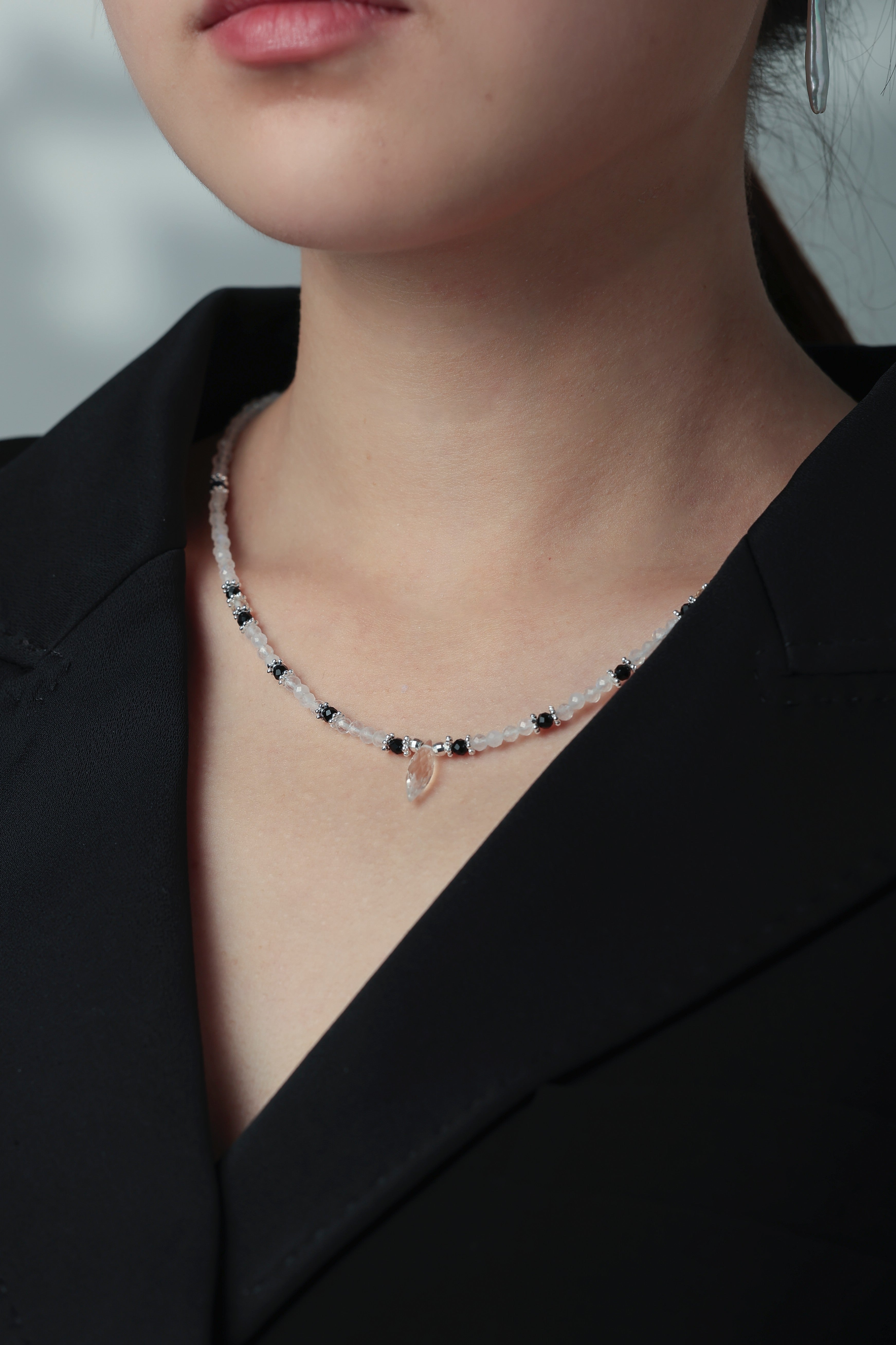 ネックレス 着用 ジャケット インナー 大人 クール