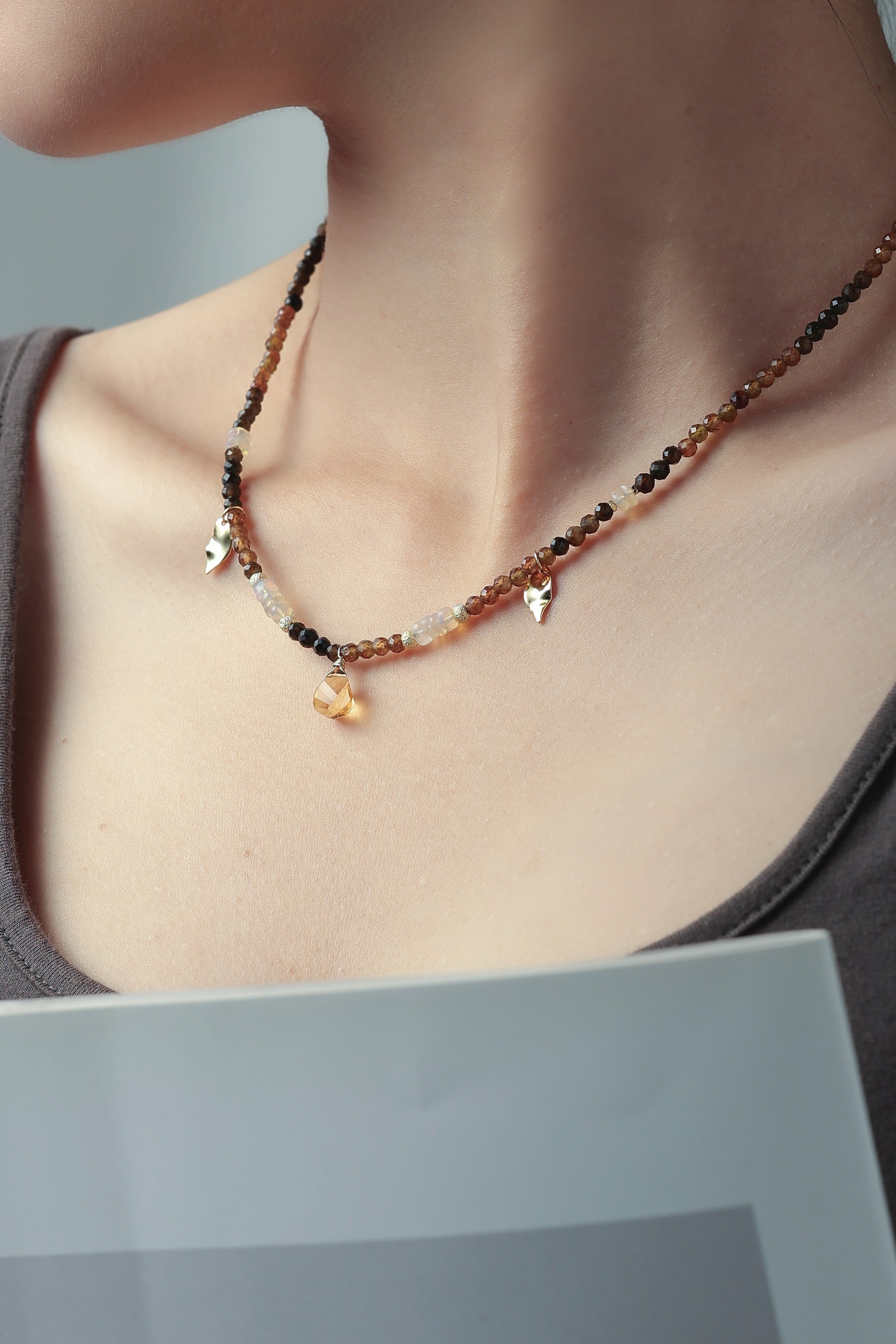 ネックレス着用 ライフスタイル画像 シンプルな装いのアクセント