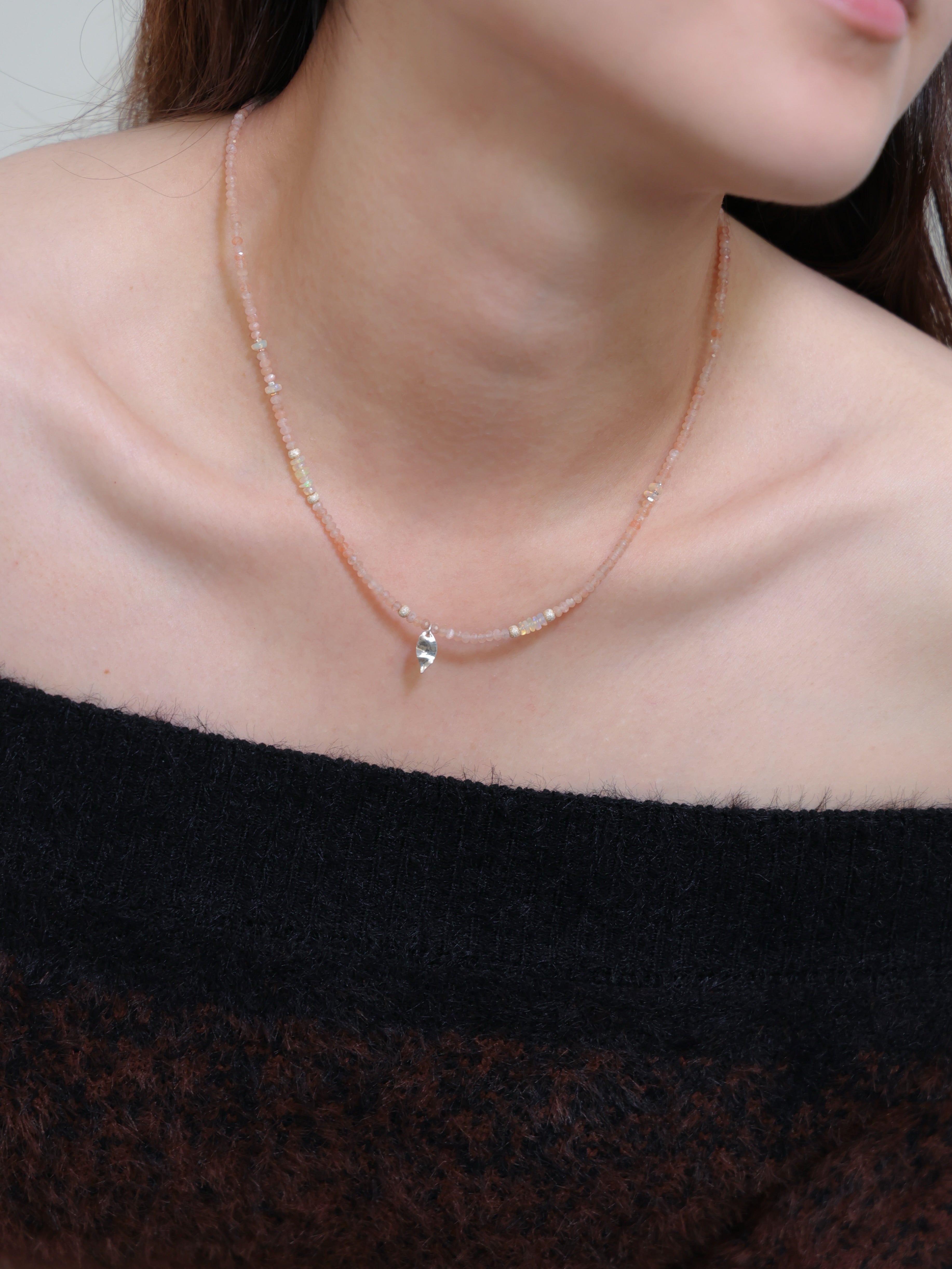 ネックレス着用 首元アップ 肌馴染みの良い杏色とオパールの透明感