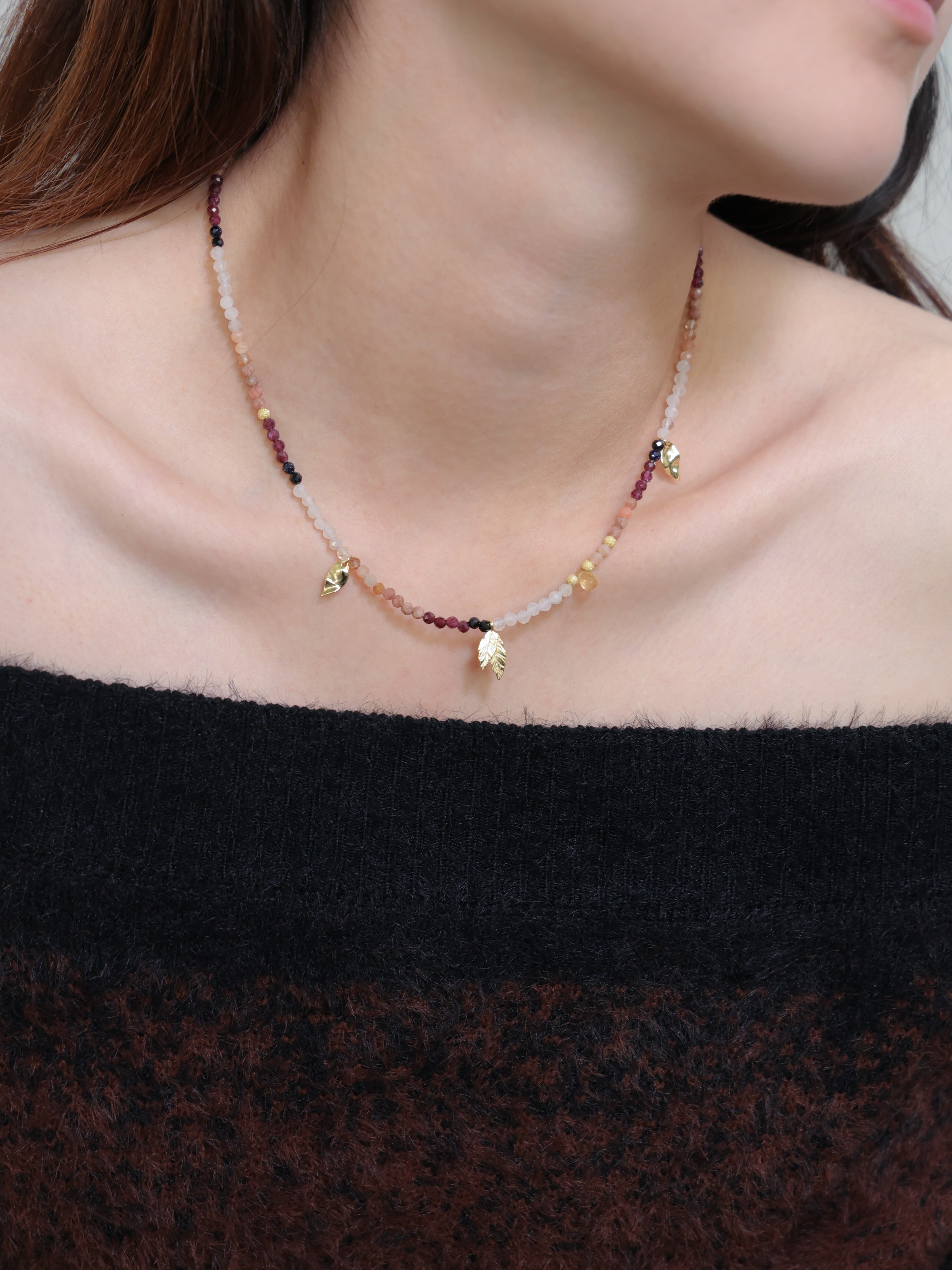 ネックレス着用 首元アップ 鎖骨に沿う美しいラインと天然石