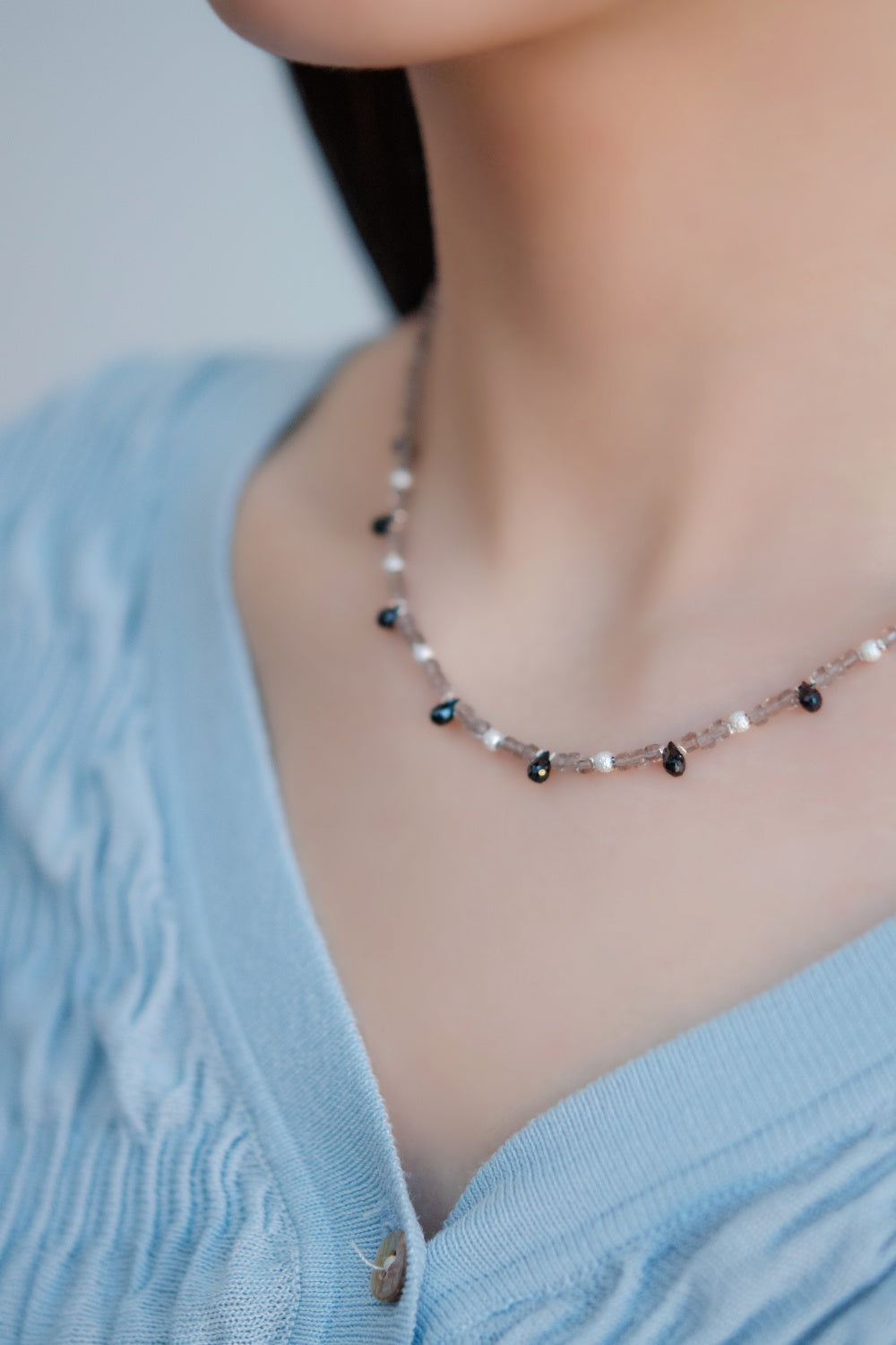 ネックレス 着用 首元 アップ 透明感 スモーキークォーツ
